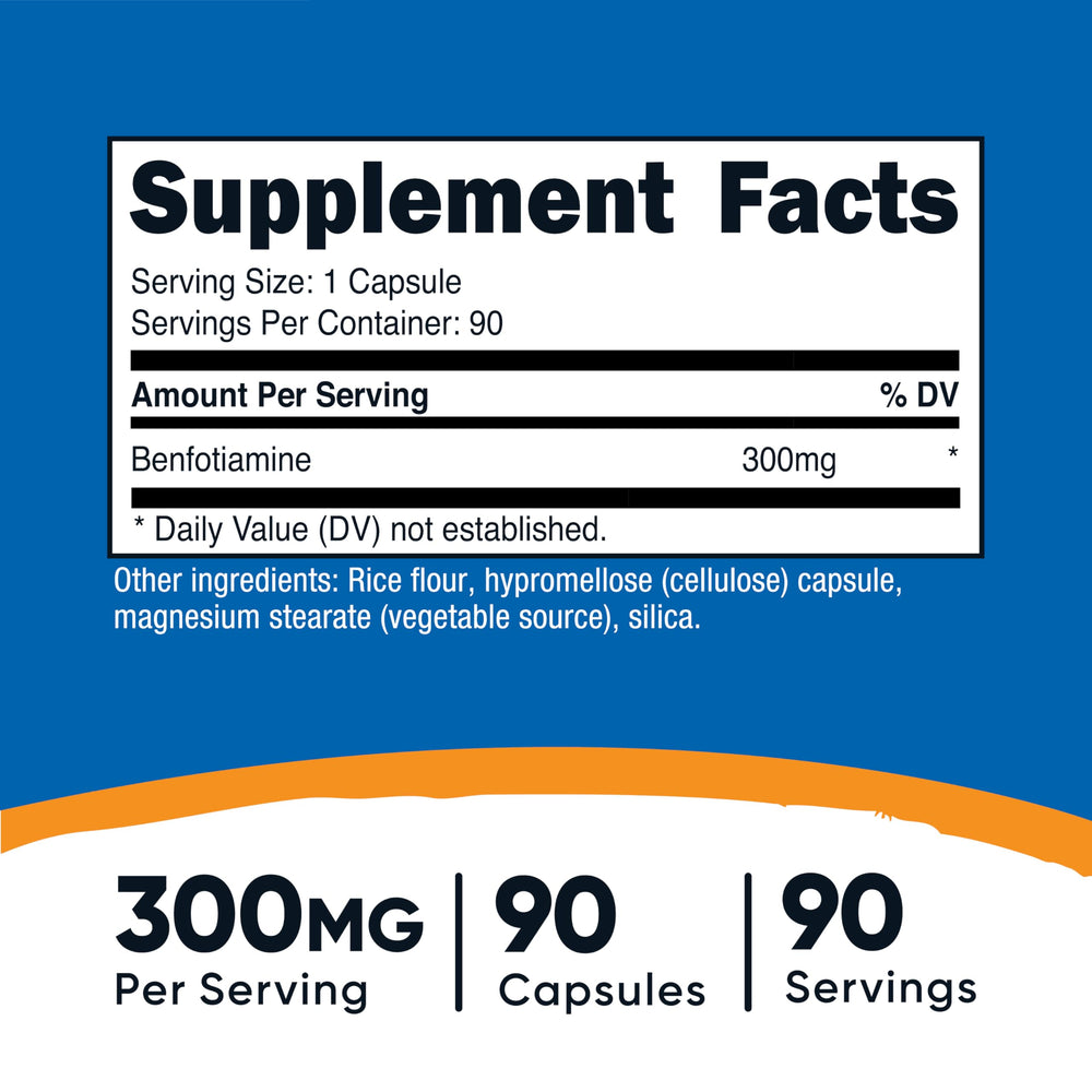 Nutricost cápsula abierta en primer plano mostrando textura y tamaño, beneficio: apreciar la formulación