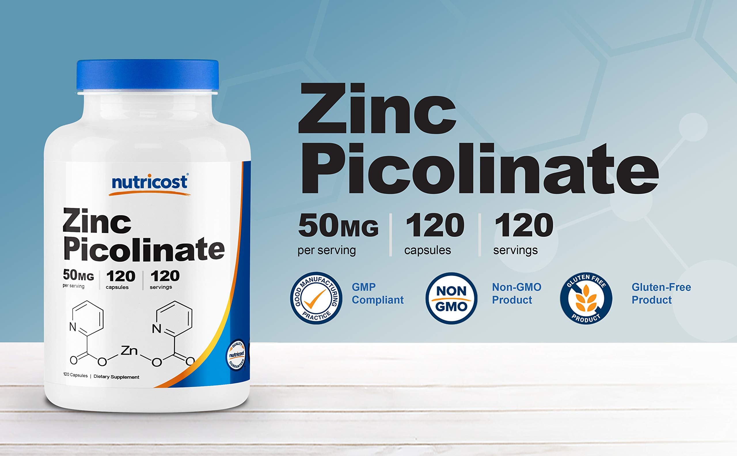 Nutricost cápsulas en mano para comparar tamaño y fácil ingestión