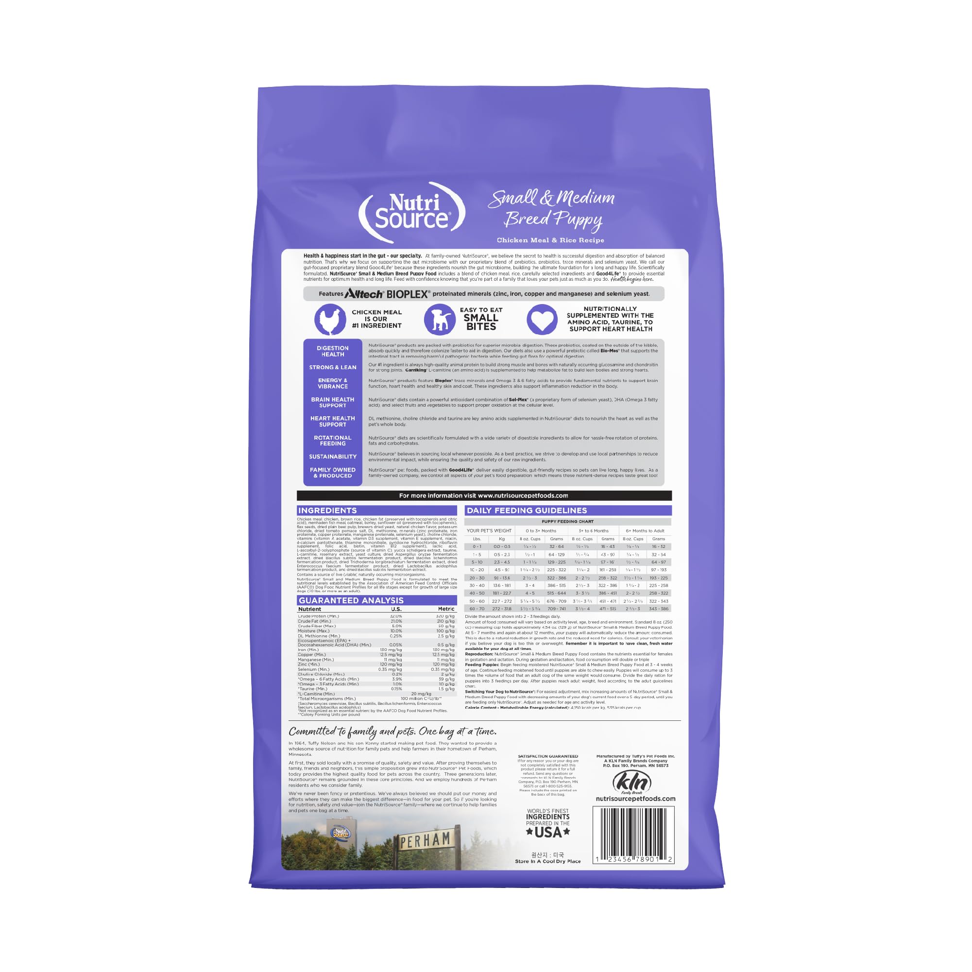 NutriSource textura del croquet cercano que demuestra tamaño y densidad nutritiva