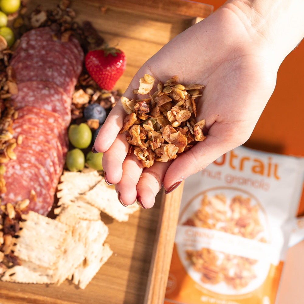 NuTrail paquete abierto vertiendo granola, práctico para llevar