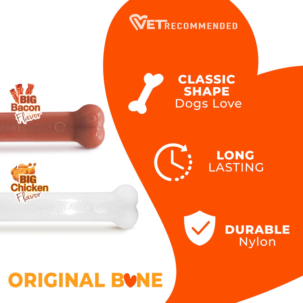 Comparación de tamaño Nylabone con una mano para referencia de escala