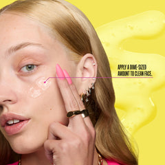NYX modelo aplicando sérum-prebase para un acabado de maquillaje duradero