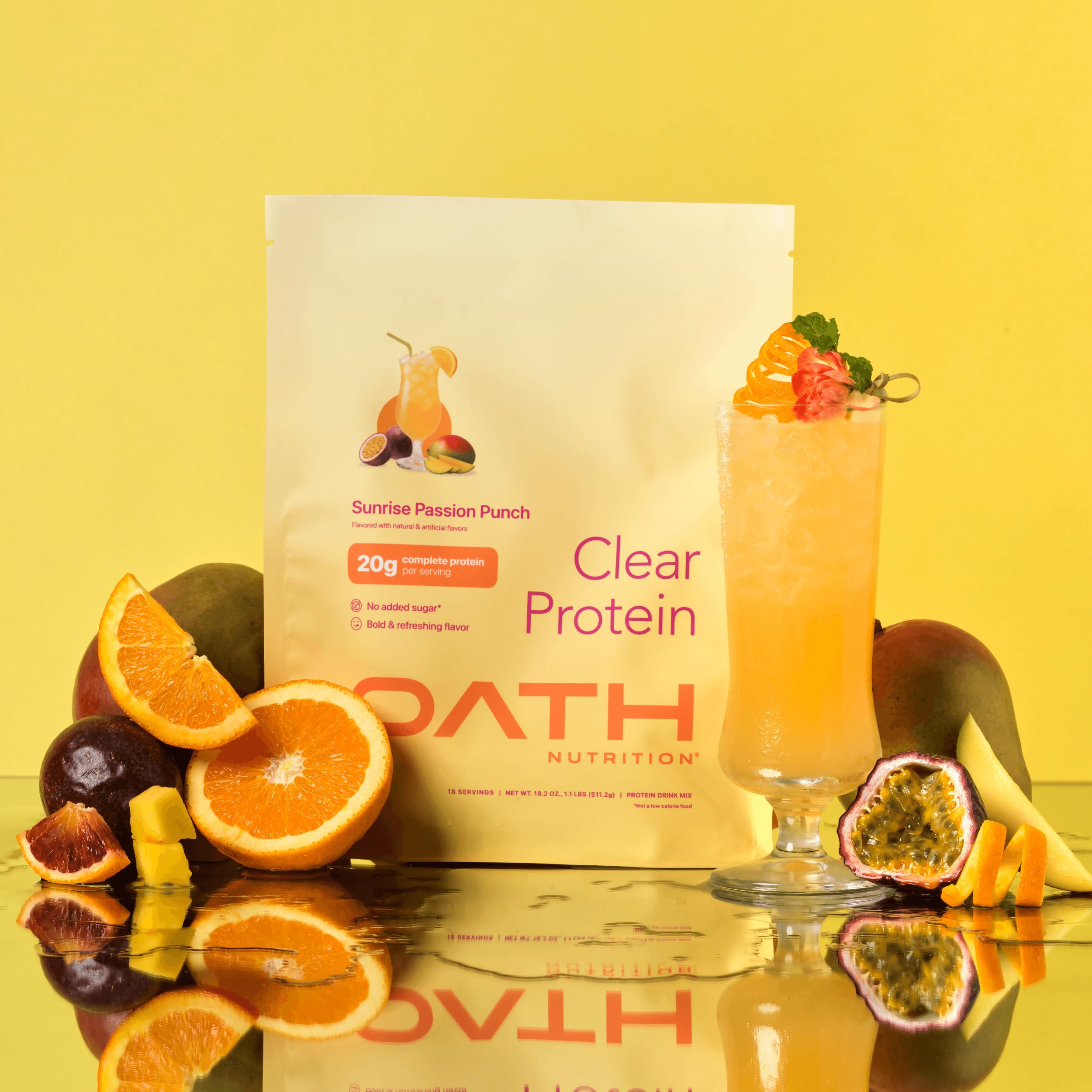 Oath Nutrition bebida junto a piscina, disfruta sabor tropical y reponen proteínas