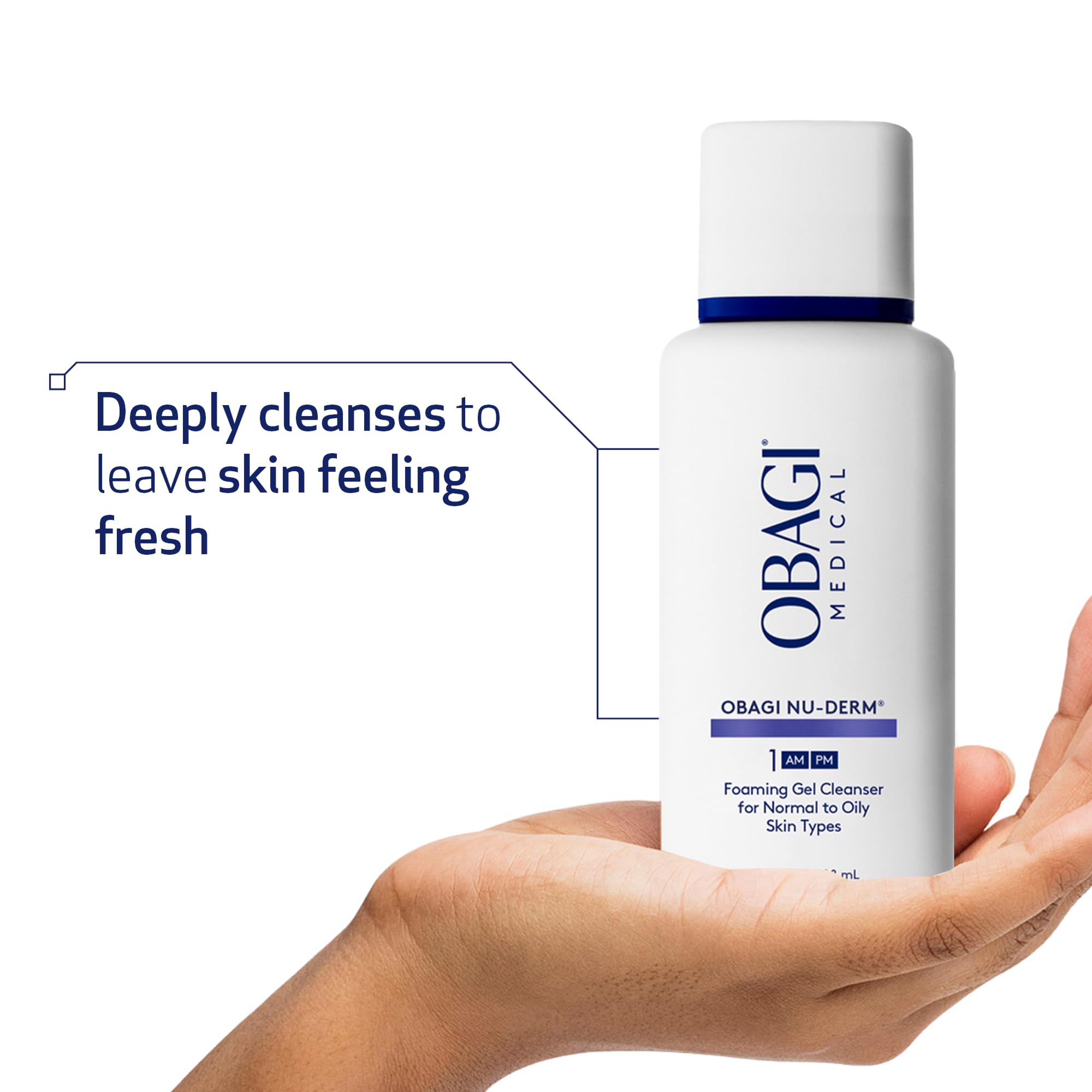 Obagi Nu-Derm gel formando espuma ligera en la mano, limpieza efectiva