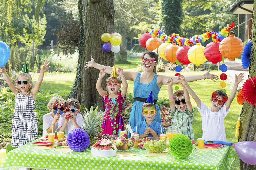 Ocean Line gafas sobre mesa decorada estilo luau para ambientar fiesta