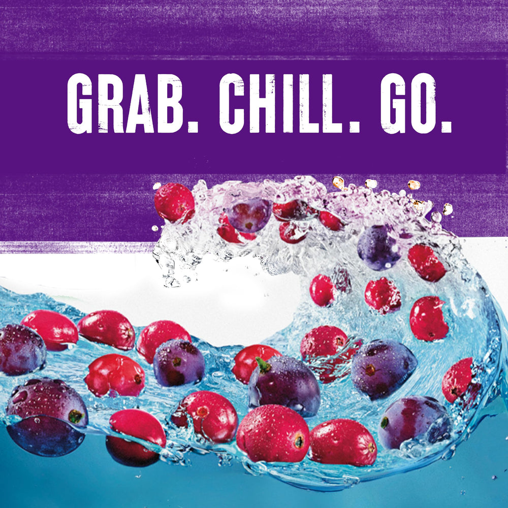 Ocean Spray lata junto a una mano para ver tamaño, ideal para llevar