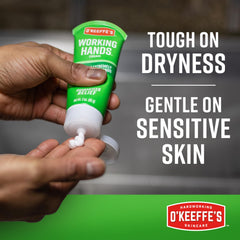 O'Keeffe's aplicando crema en manos secas para alivio inmediato