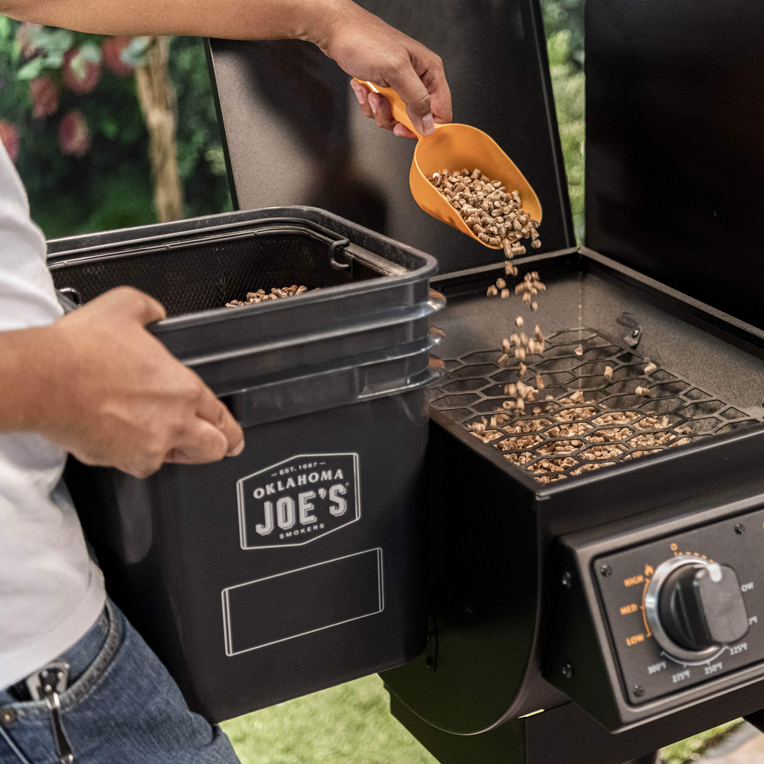 Oklahoma Joe's tapa hermética detalle que protege pellets de humedad