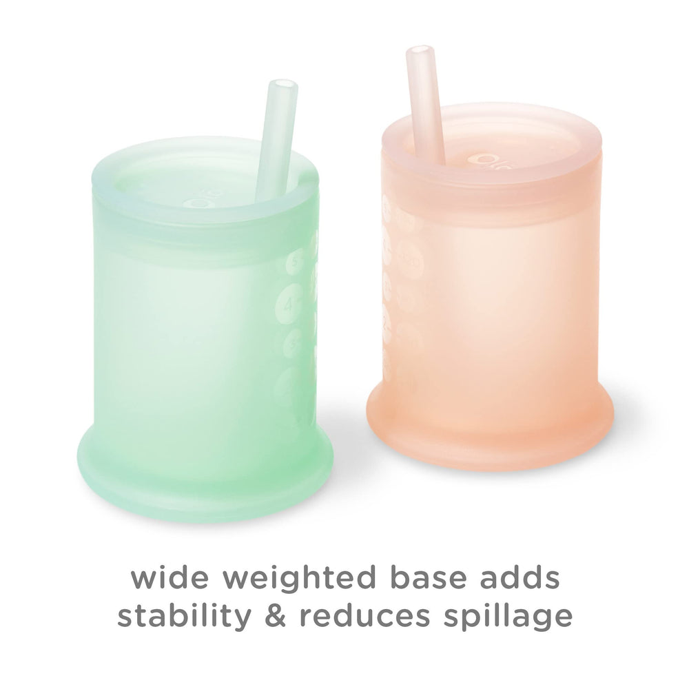 Olababy vaso en silla de comer mostrando uso cotidiano y limpieza fácil