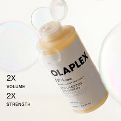 Olaplex botella en mano demostrando tamaño práctico