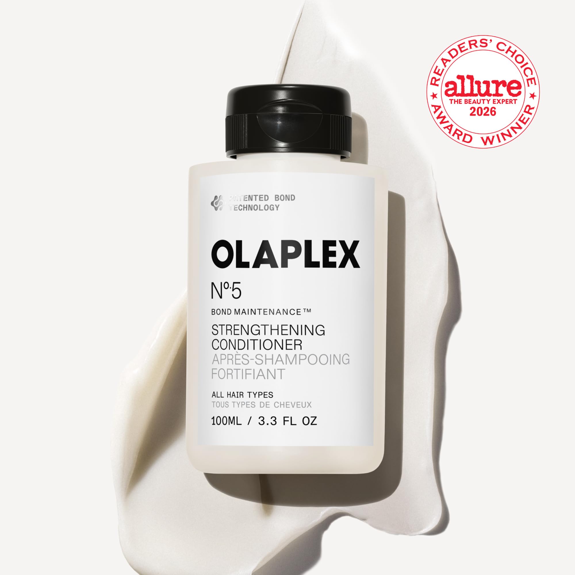 Textura cremosa de Olaplex N°.5 en mano, hidratación concentrada visible