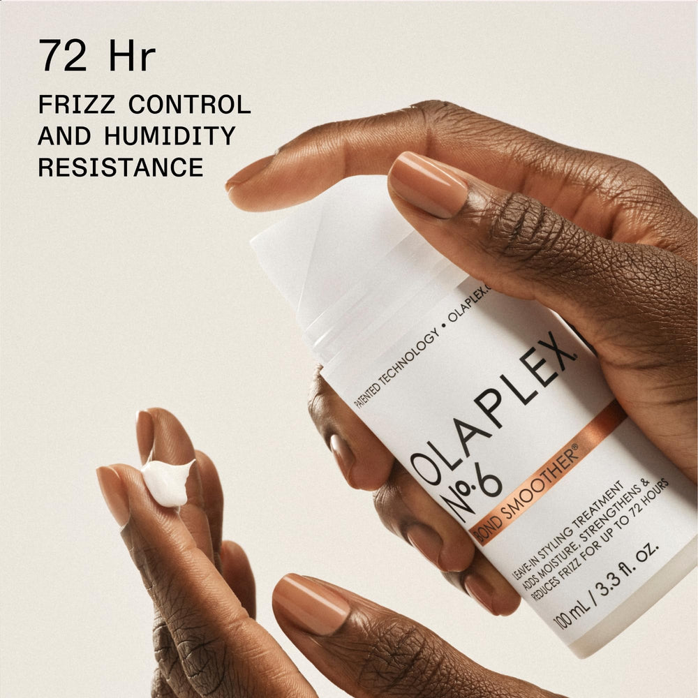 Olaplex mano sujetando envase 100 mL para comparar escala real