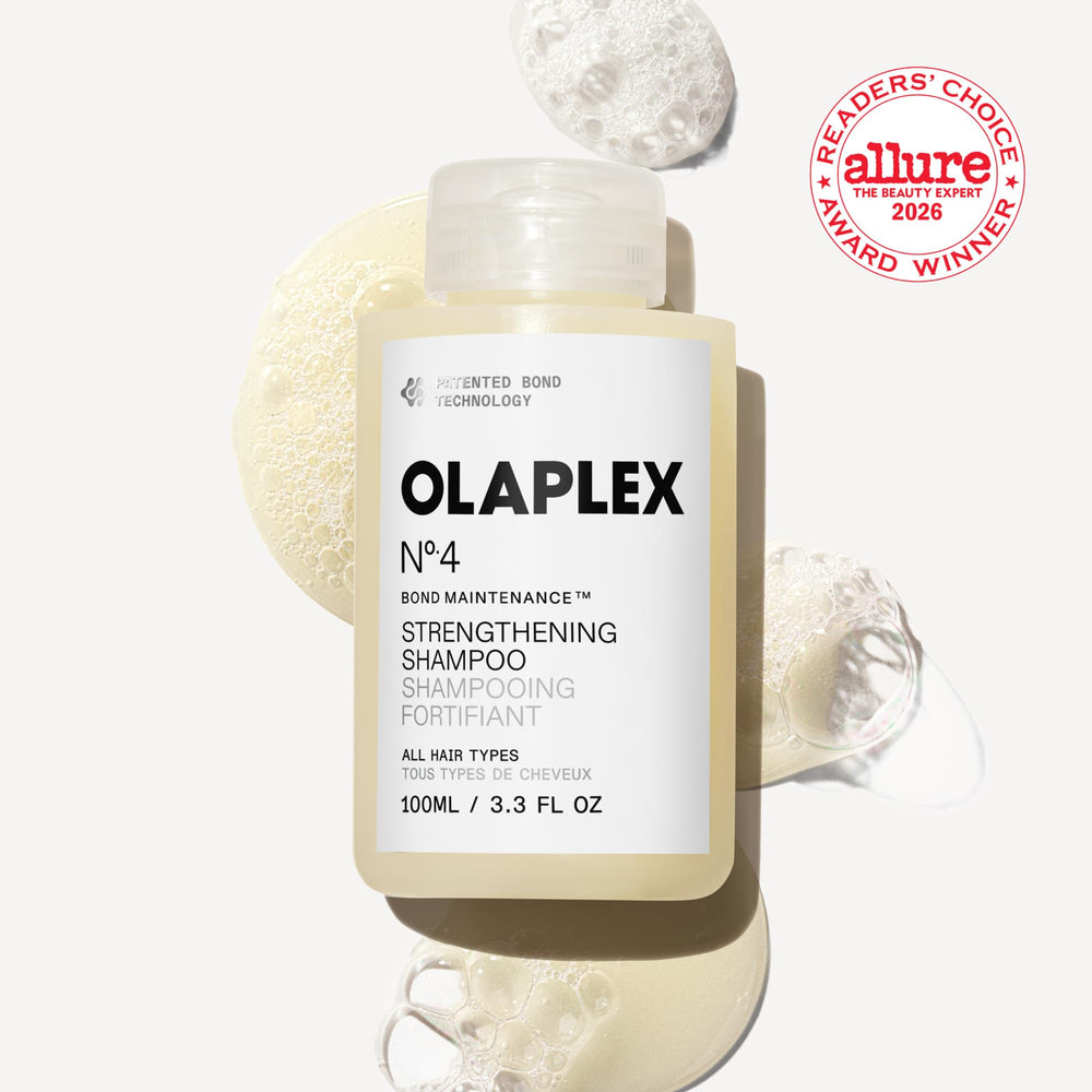 Textura y espuma del champú Olaplex que muestra limpieza rica y hidratación visible