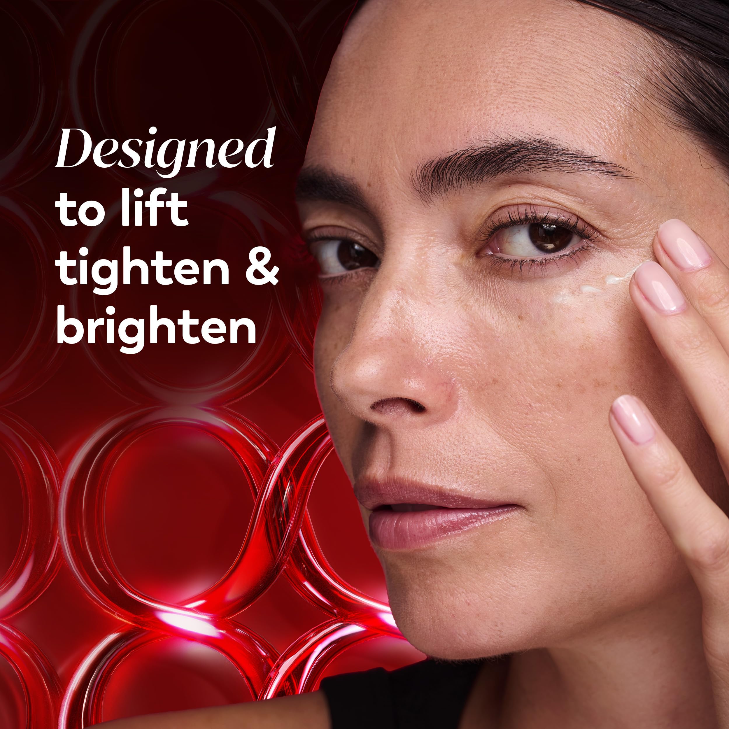 Olay aplicando en contorno de ojos para reducir bolsas y líneas