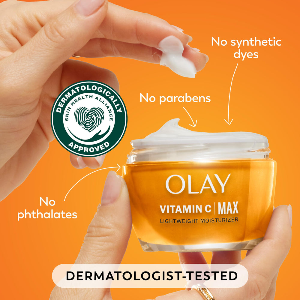 Olay persona aplicando crema en rostro para hidratación y brillo