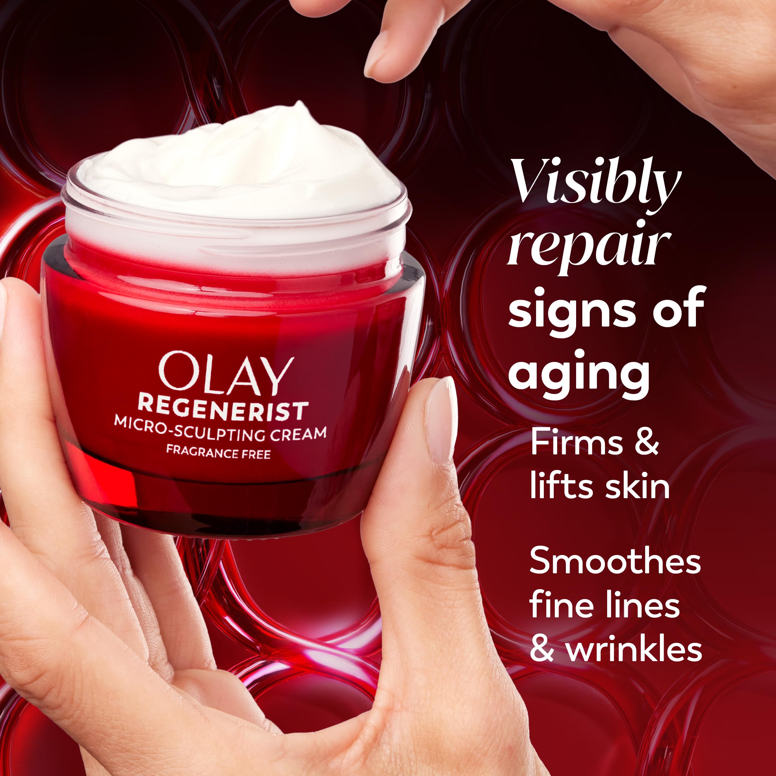 Olay aplicación en rostro ilustra uso diario y efecto suavizante