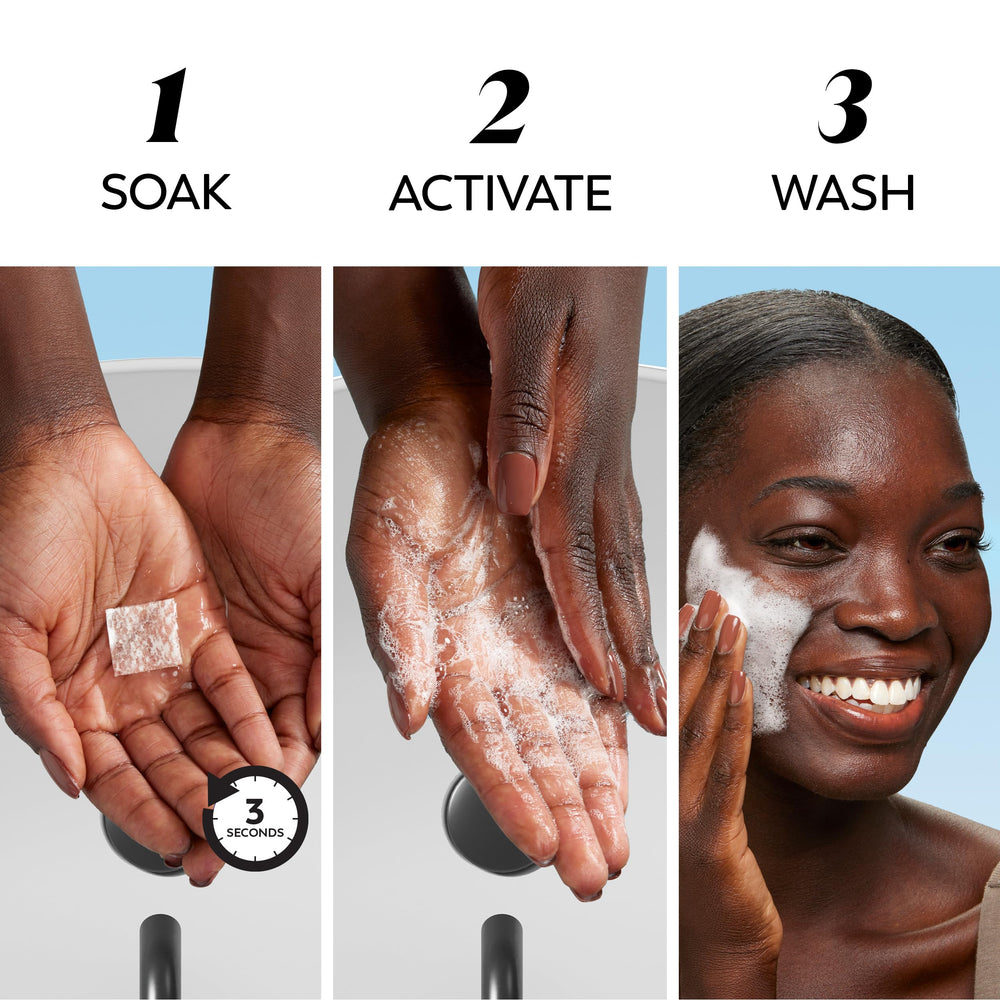 Olay espuma activada en mano demostrando limpieza cremosa