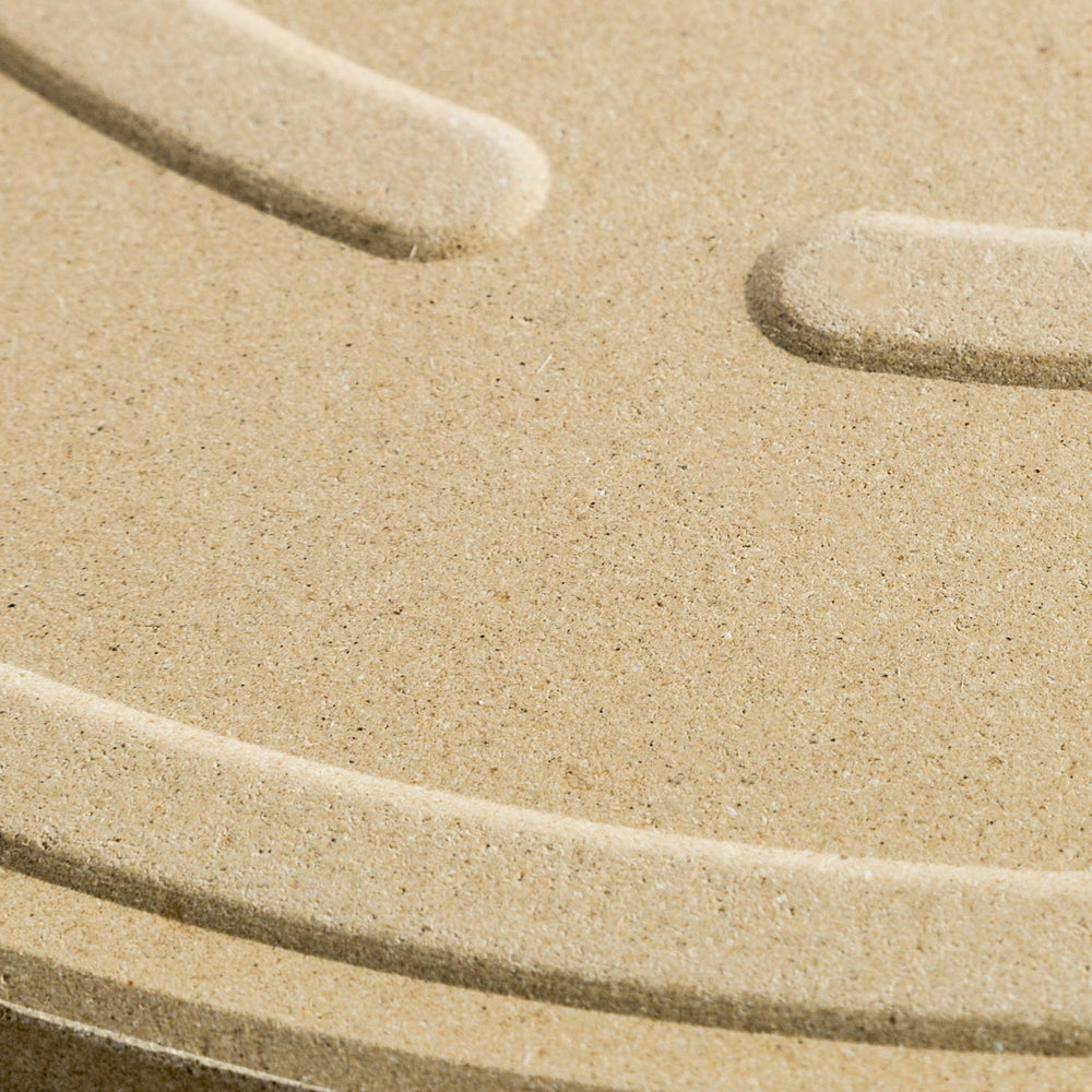 Old Stone en cocina con pizza servida en mesa, aspecto profesional y apetitoso