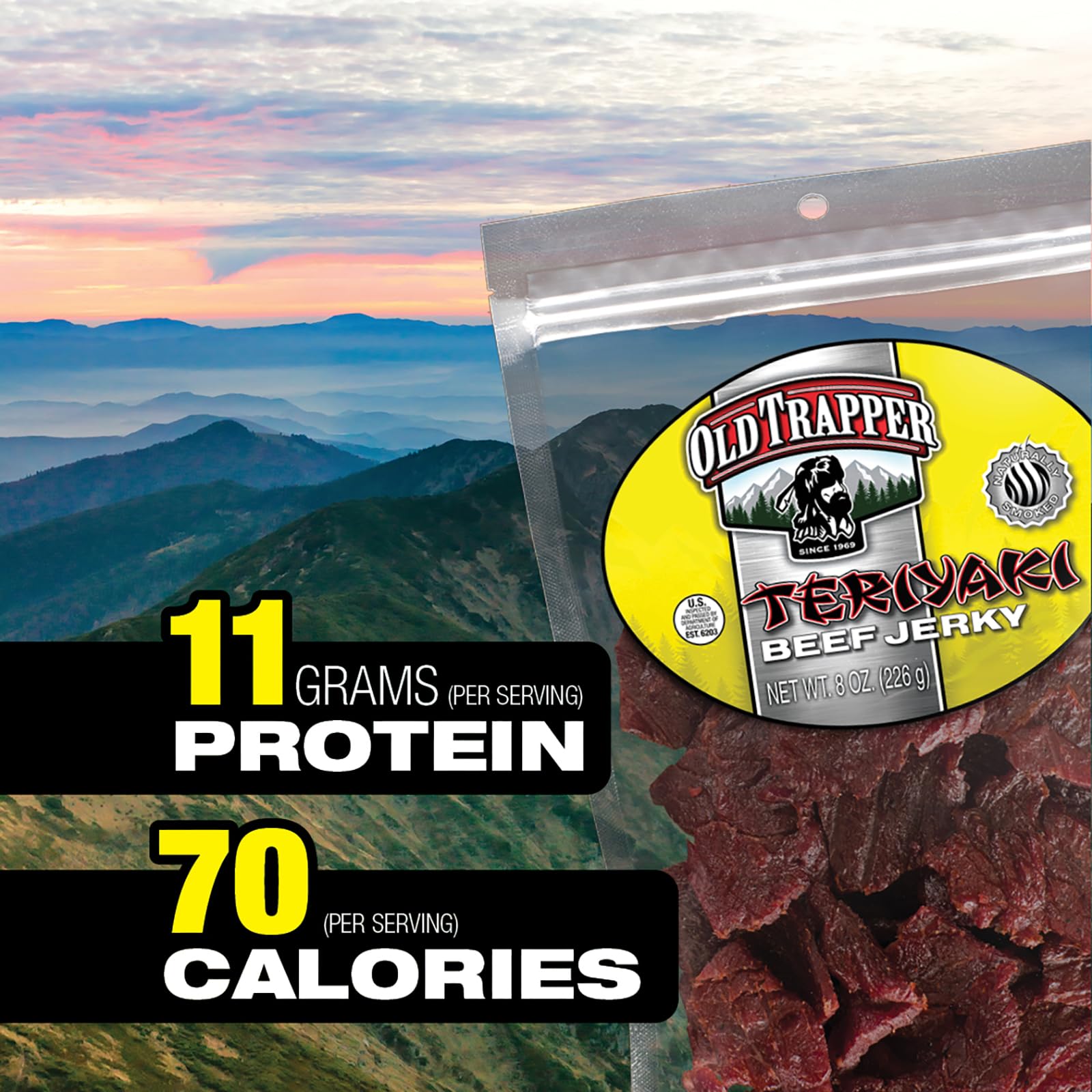 Old Trapper jerky en mochila durante excursión como snack proteico portátil