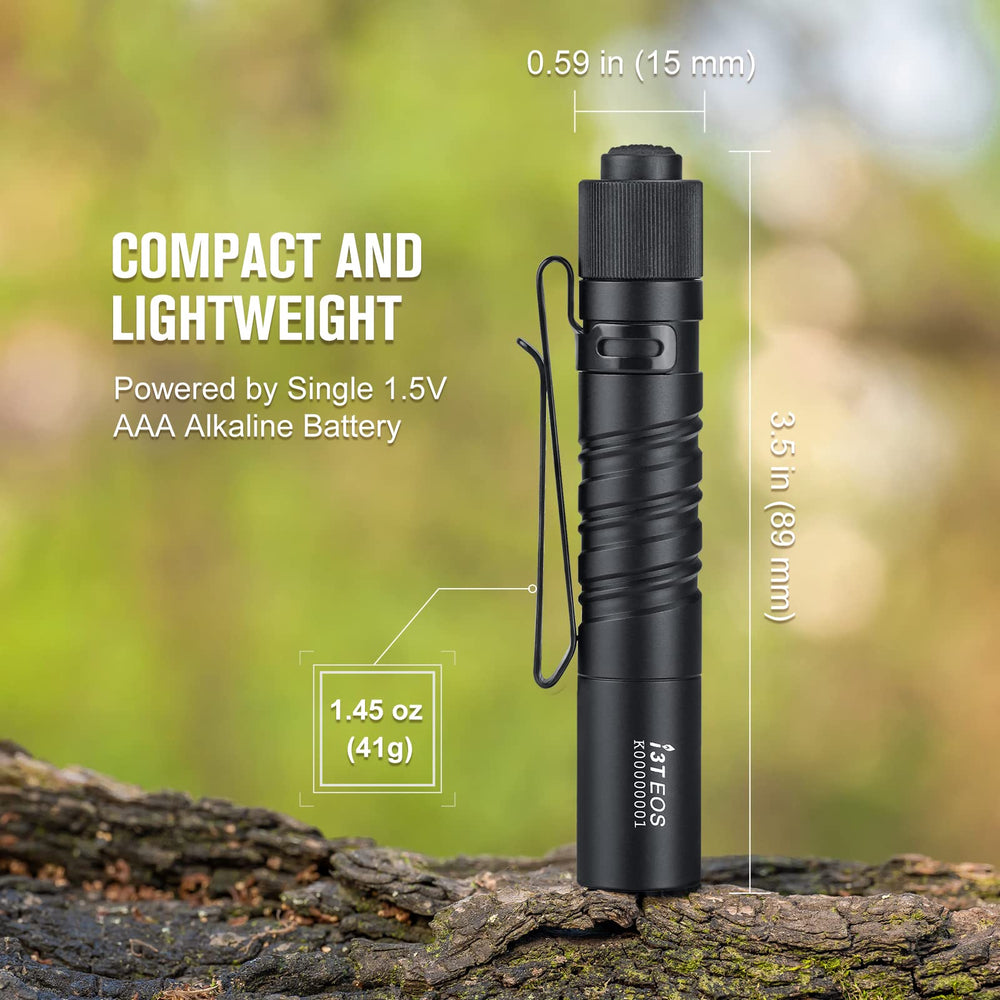 OLIGHT I3T EOS en mano demostrando tamaño compacto y control fácil