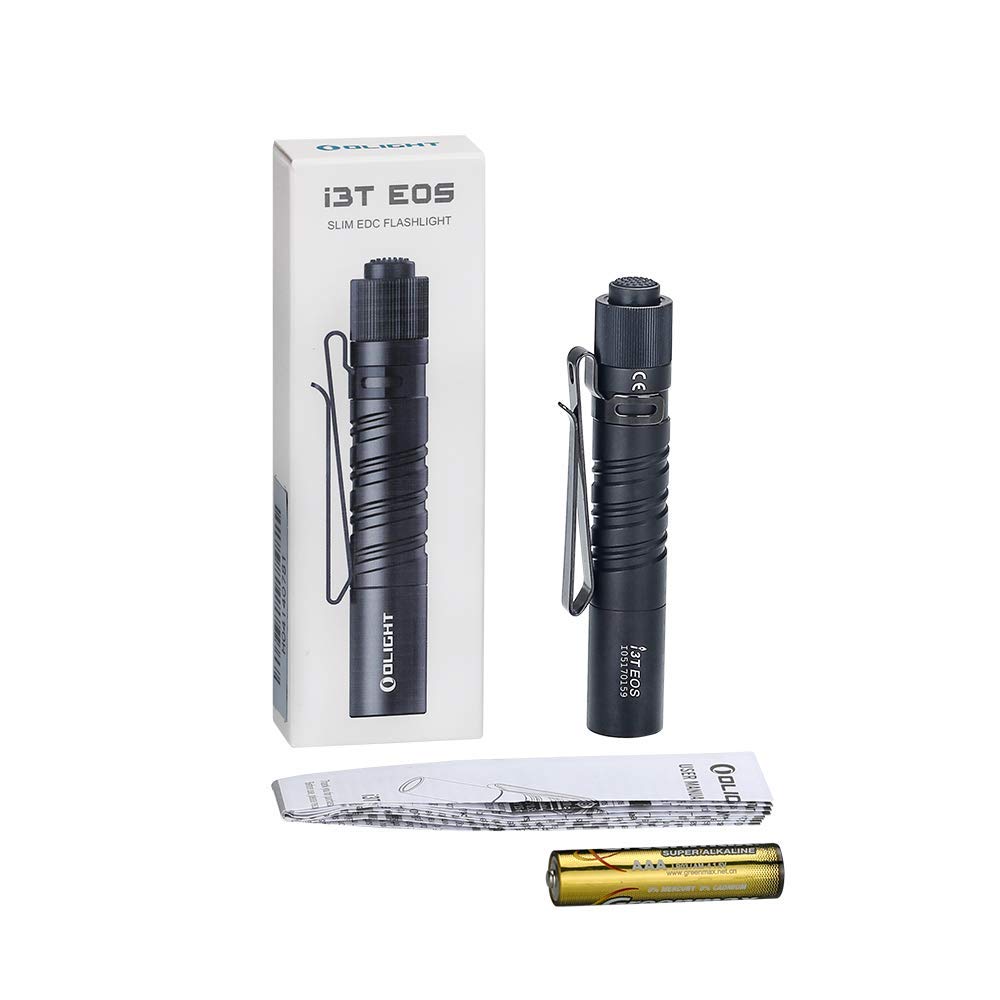 OLIGHT I3T EOS bajo lluvia mostrando resistencia IPX8 y funcionamiento