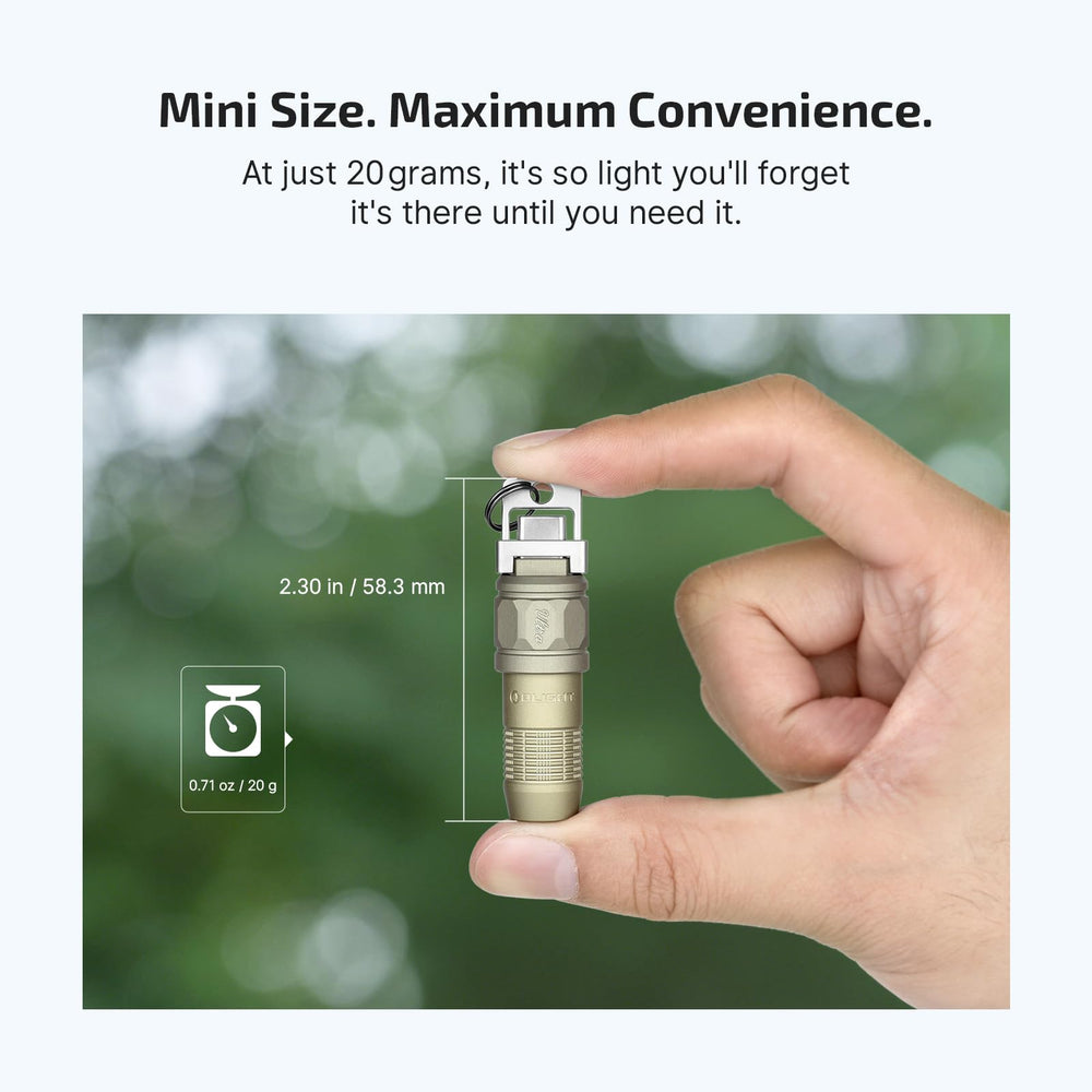 OLIGHT iUltra junto a llaves para comparar tamaño y demostrar ligereza en el llavero
