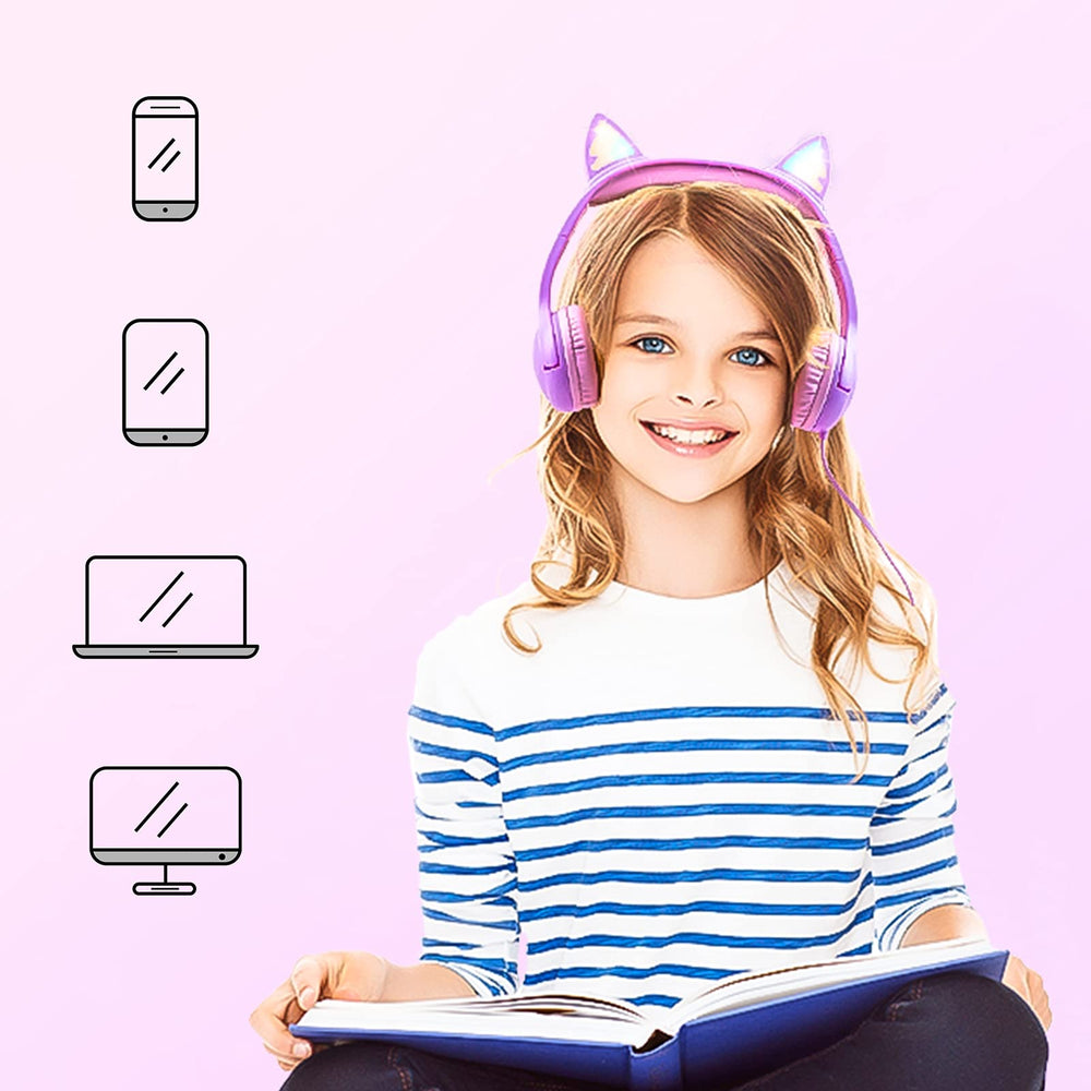 Olyre auriculares junto a mano de niño mostrando tamaño adecuado