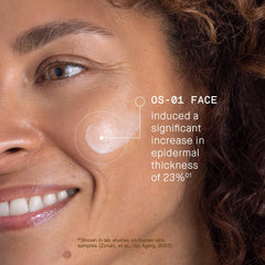 oneskin bote con dosificación en mano para aplicación precisa