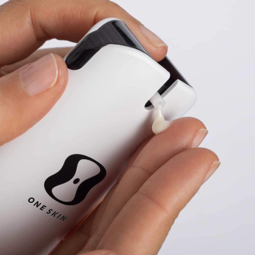 oneskin tamaño 1.7 fl oz junto a objetos para escala práctica