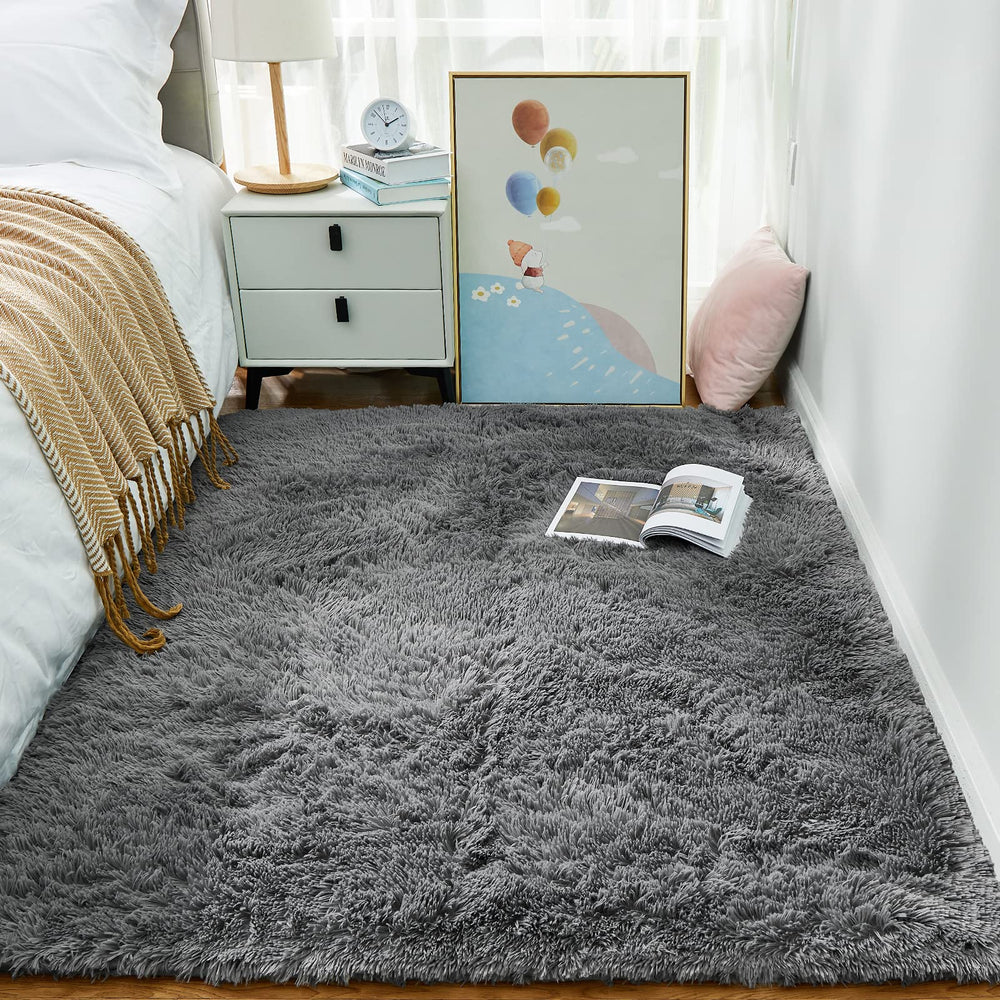 Ophanie alfombra junto a cama indicando tamaño 4x6 y confort al pisar