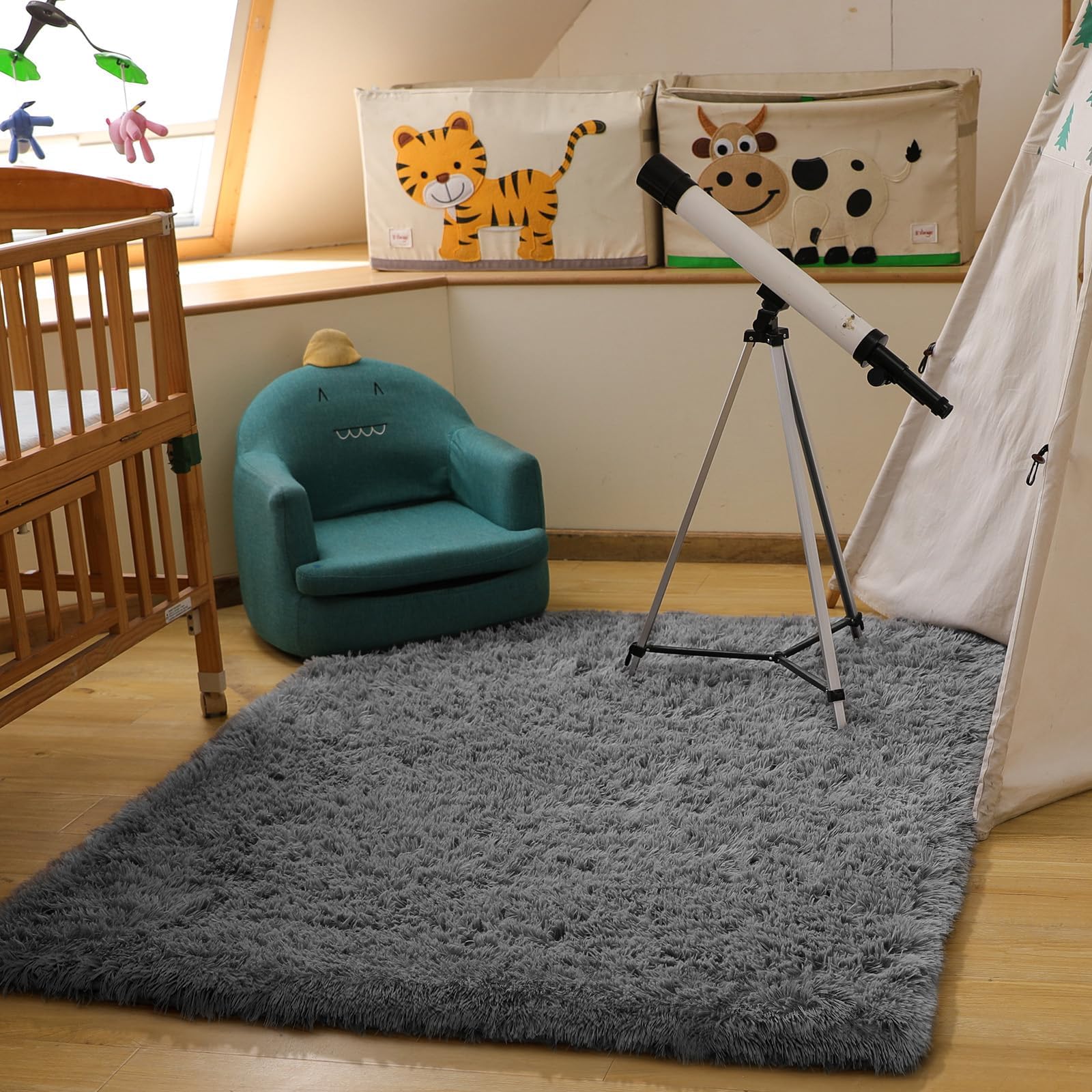 Ophanie en dormitorio estudiantil mostrando confort y estilo económico