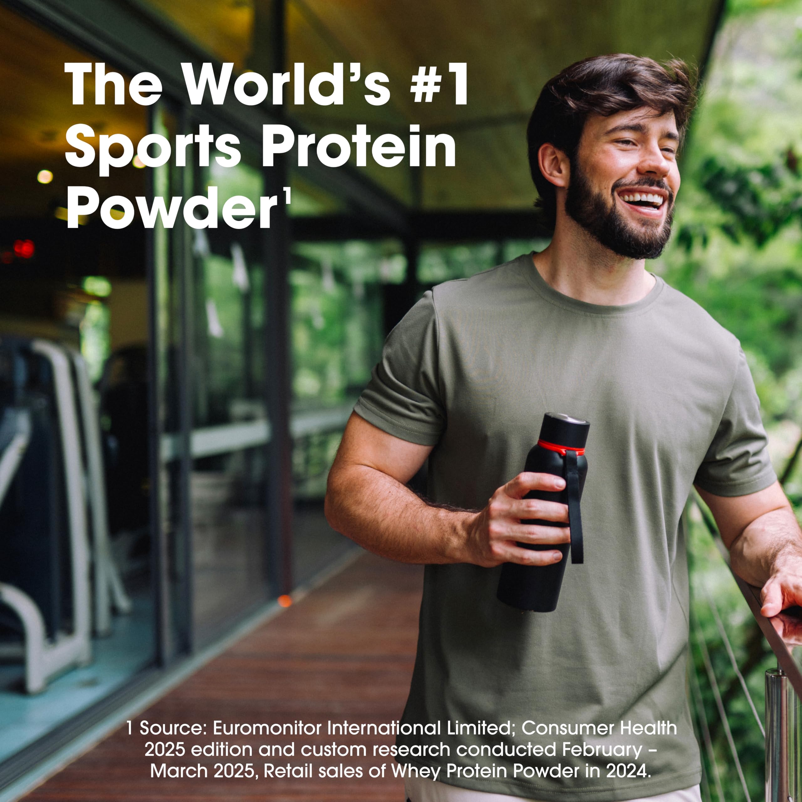 Persona en gimnasio bebiendo batido Optimum Nutrition para apoyo post-entrenamiento