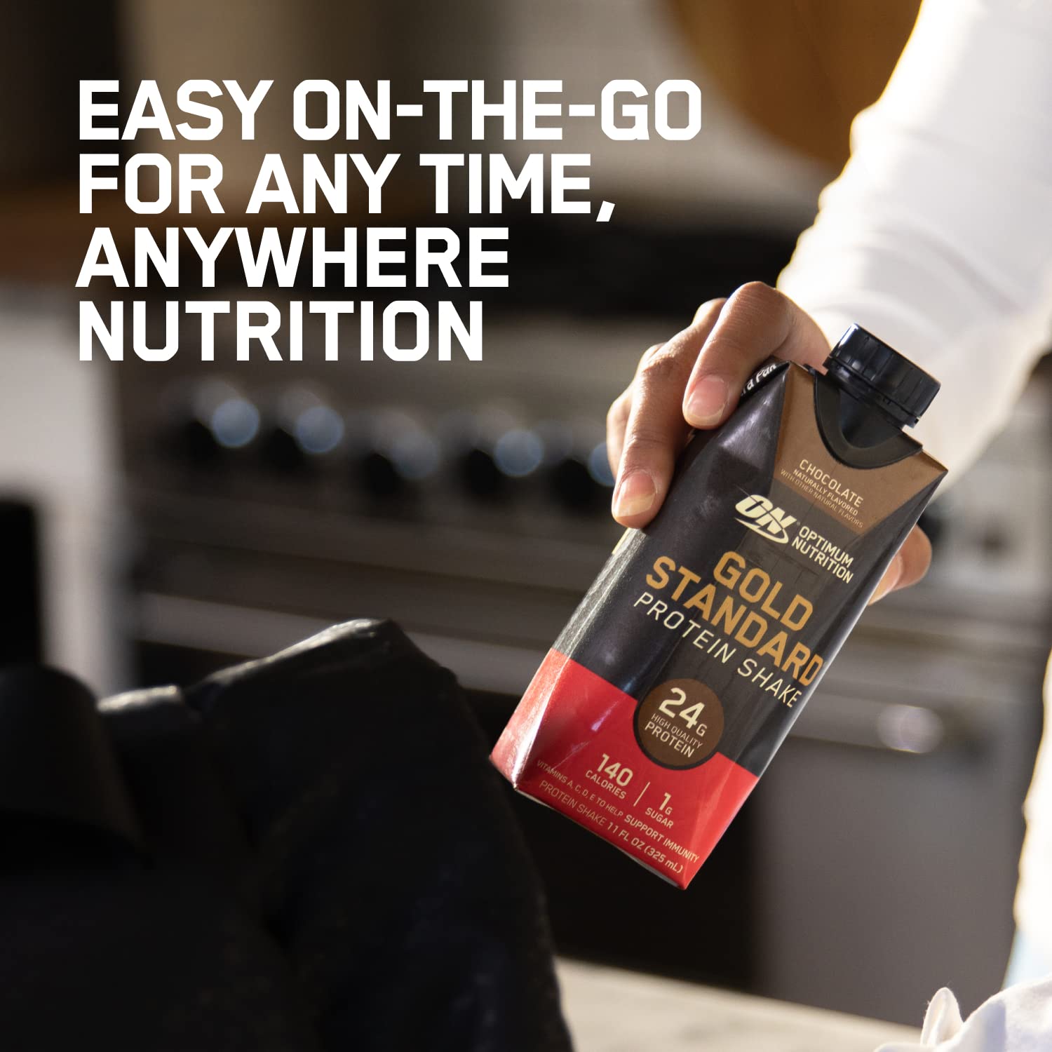 Optimum Nutrition botella en mano que muestra escala y facilidad de transporte