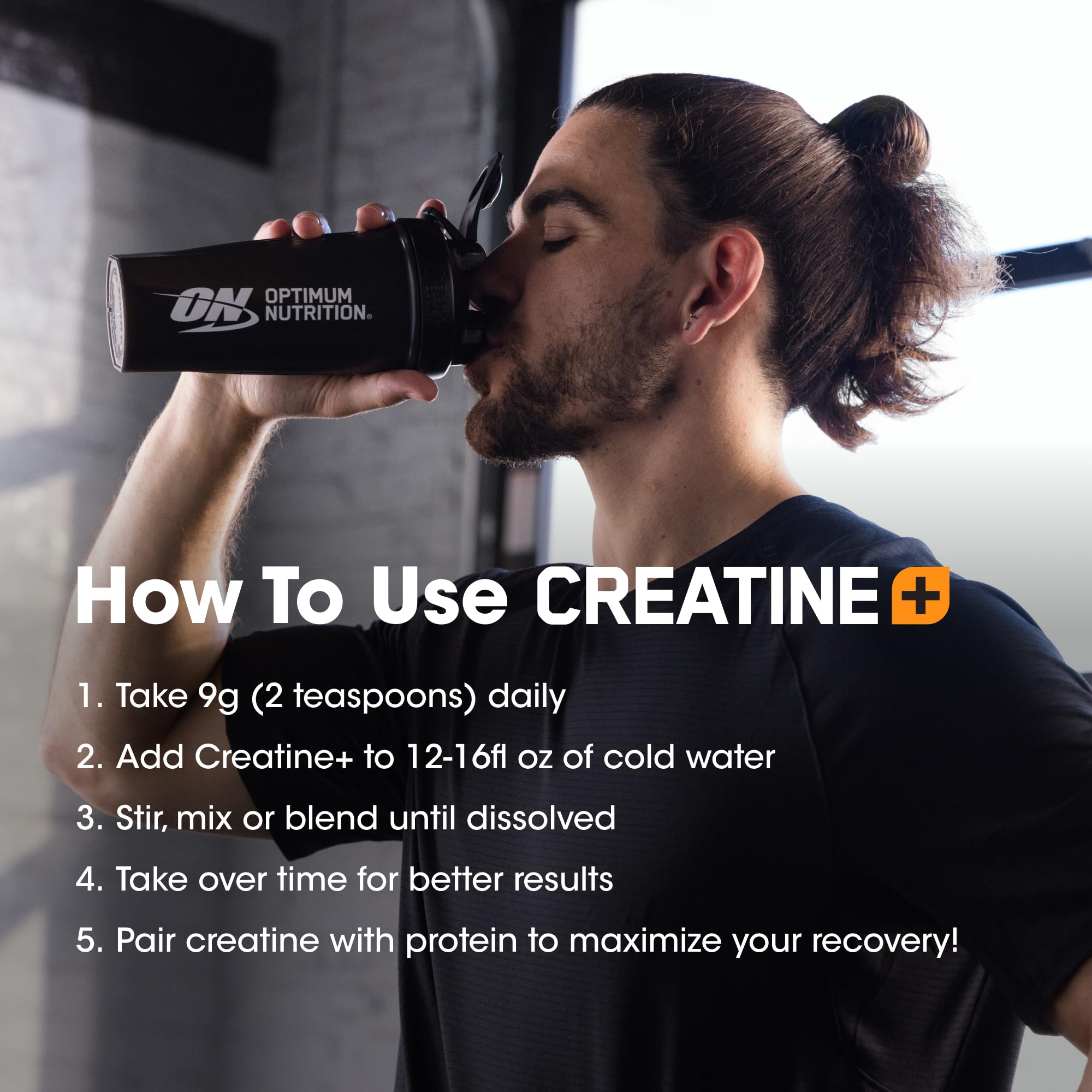 Optimum Nutrition deportista mezclando el producto durante sesión intensa