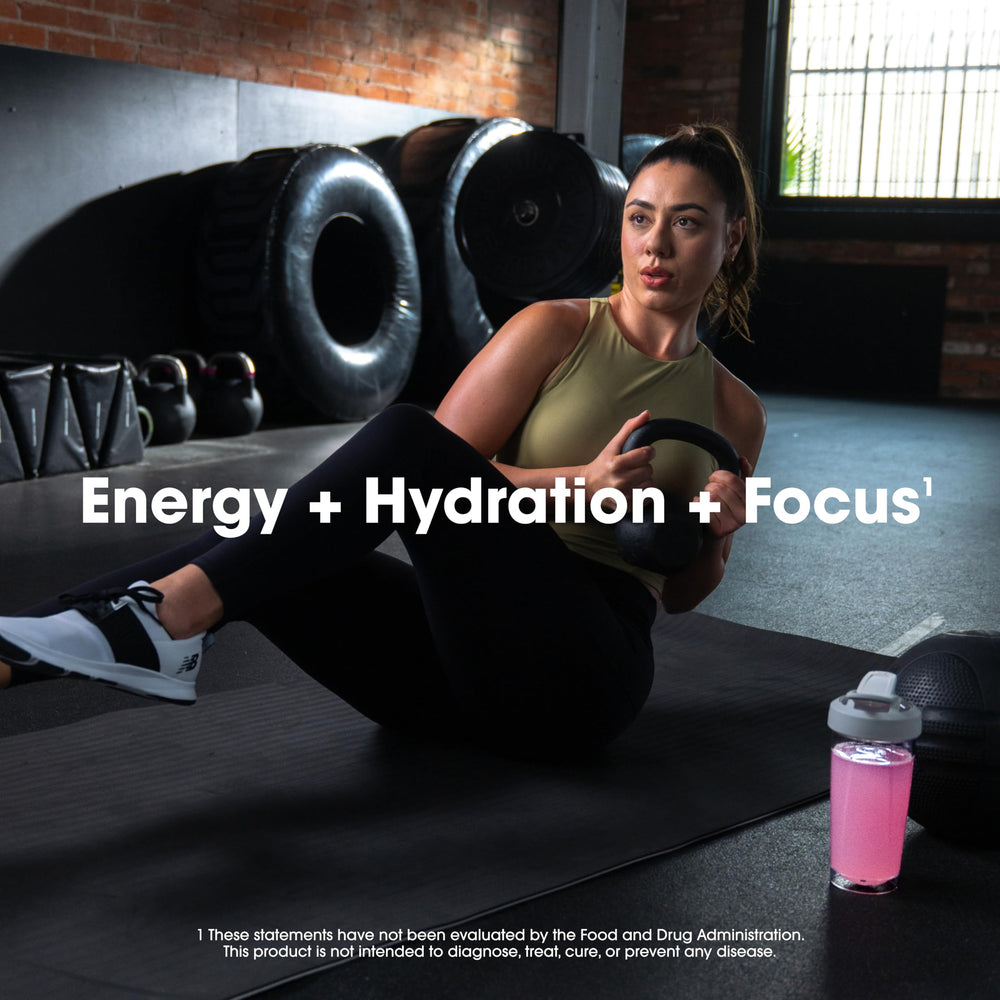 Optimum Nutrition atleta en gimnasio usando el producto como impulso antes del entrenamiento