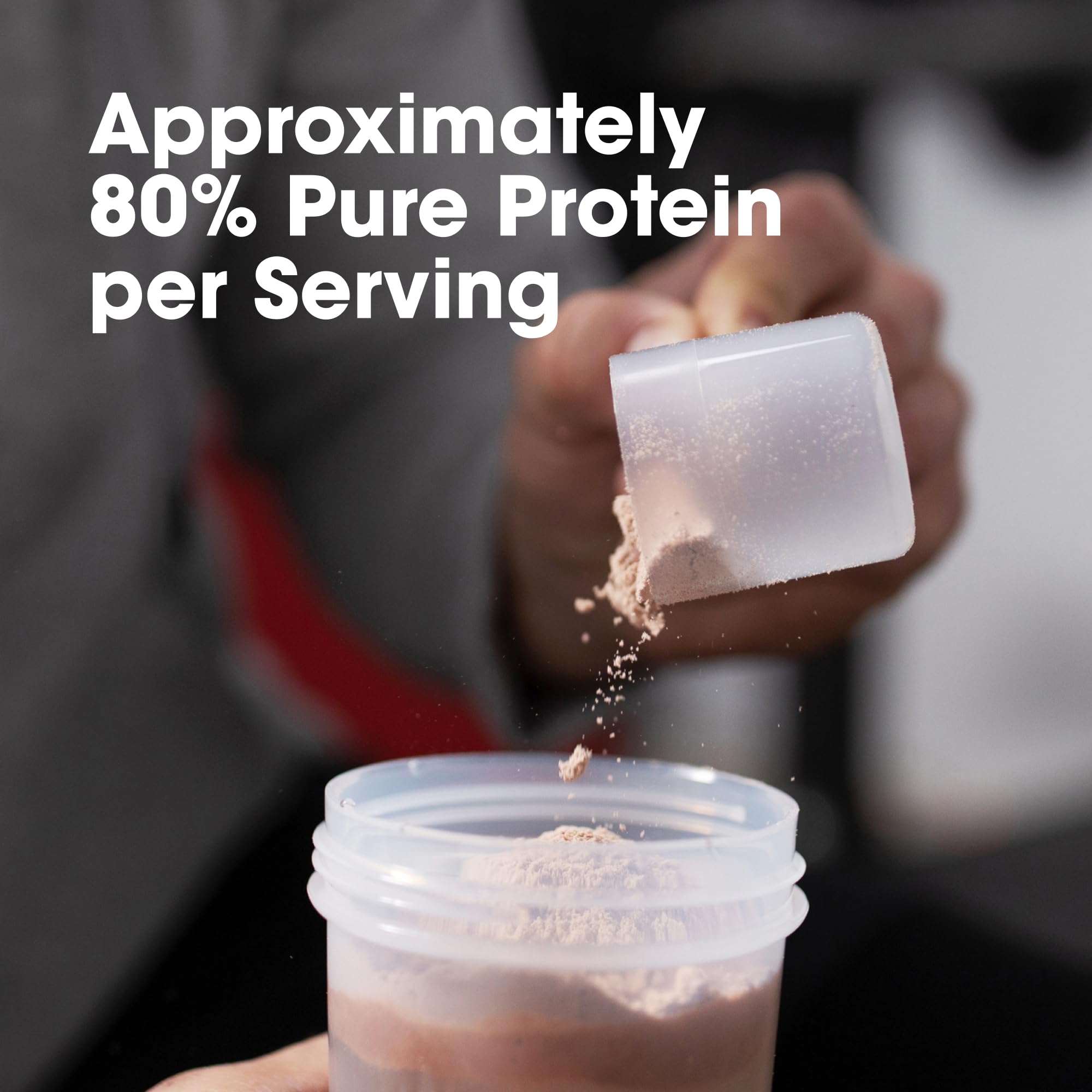 Optimum Nutrition en mesa de gimnasio con toalla, mostrando uso post-entrenamiento