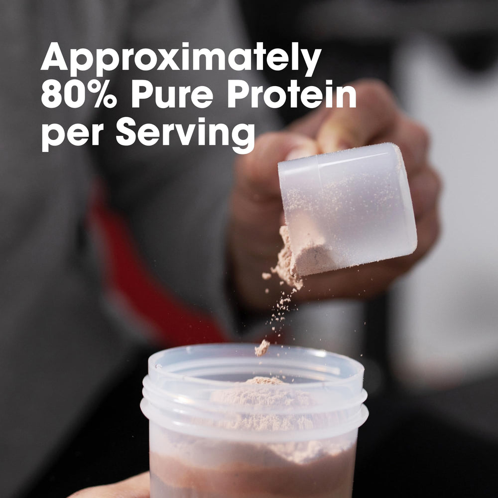 Optimum Nutrition en mesa de gimnasio con toalla, mostrando uso post-entrenamiento
