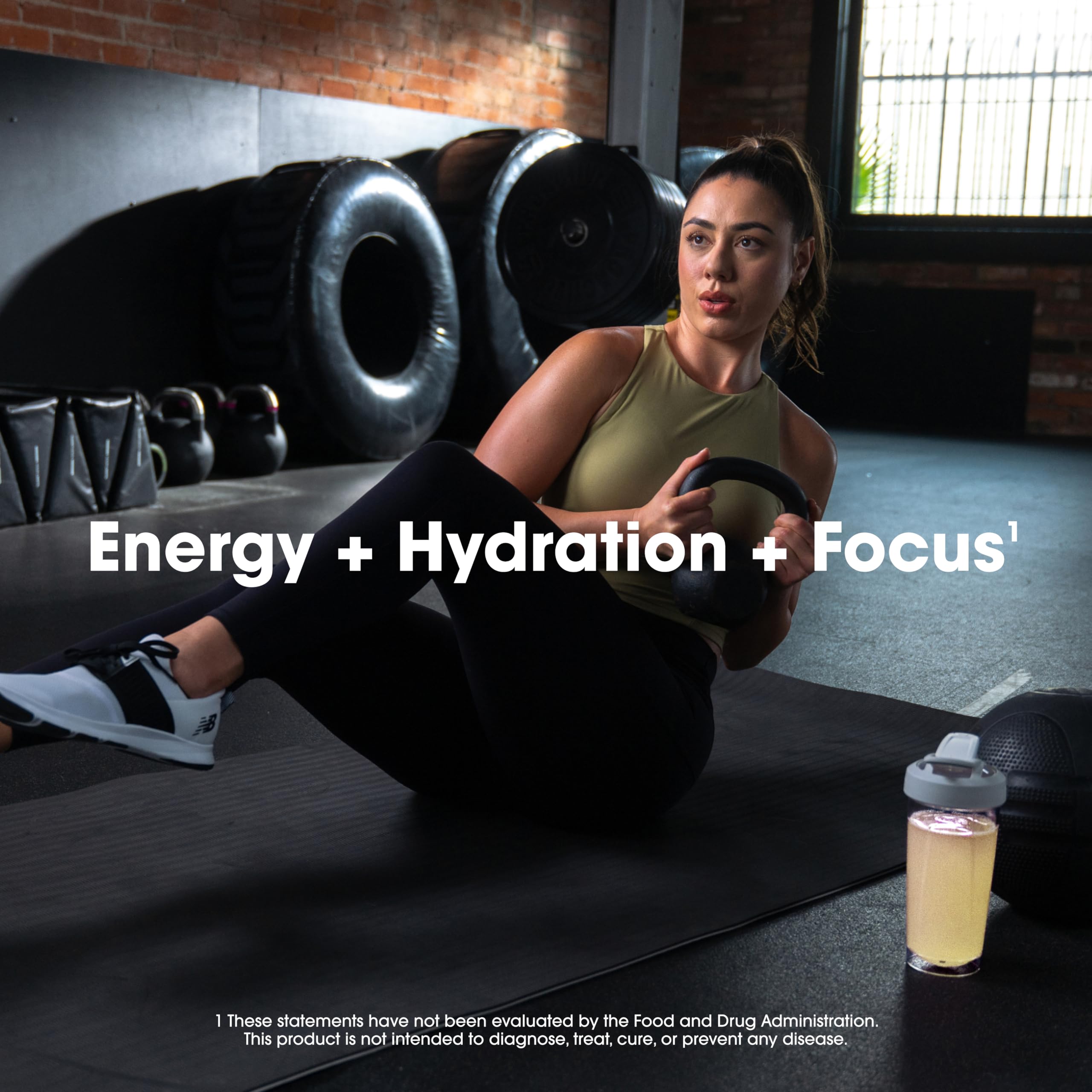 Optimum Nutrition vaso con hielo y limón representando sabor tropical refrescante