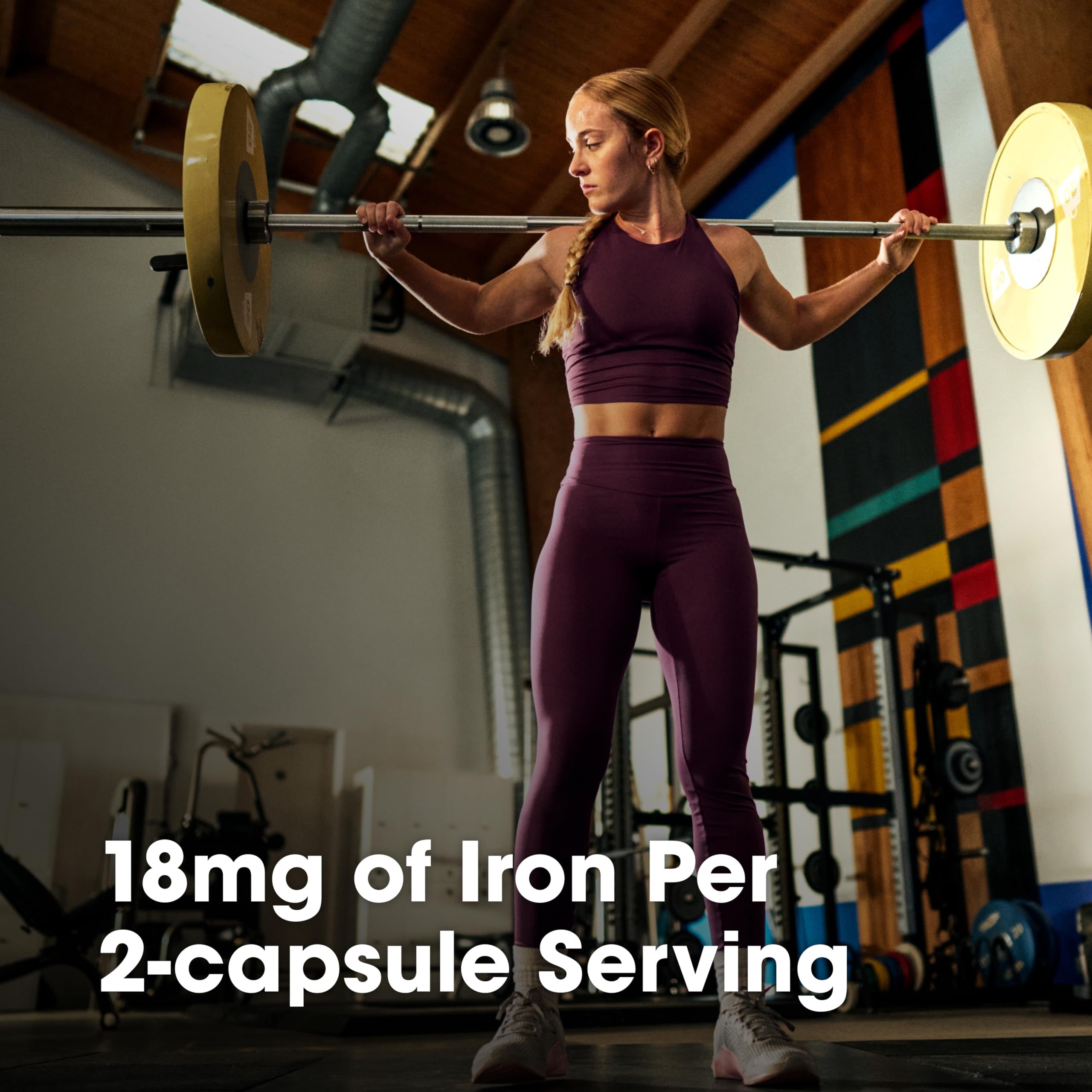 Optimum Nutrition cápsula en mano para comparar tamaño y escala