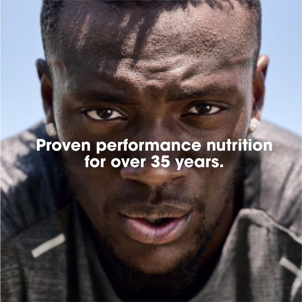 Optimum Nutrition con ingredientes sobre mesa: frutas, leche y mantequilla de nueces para aumentar calorías
