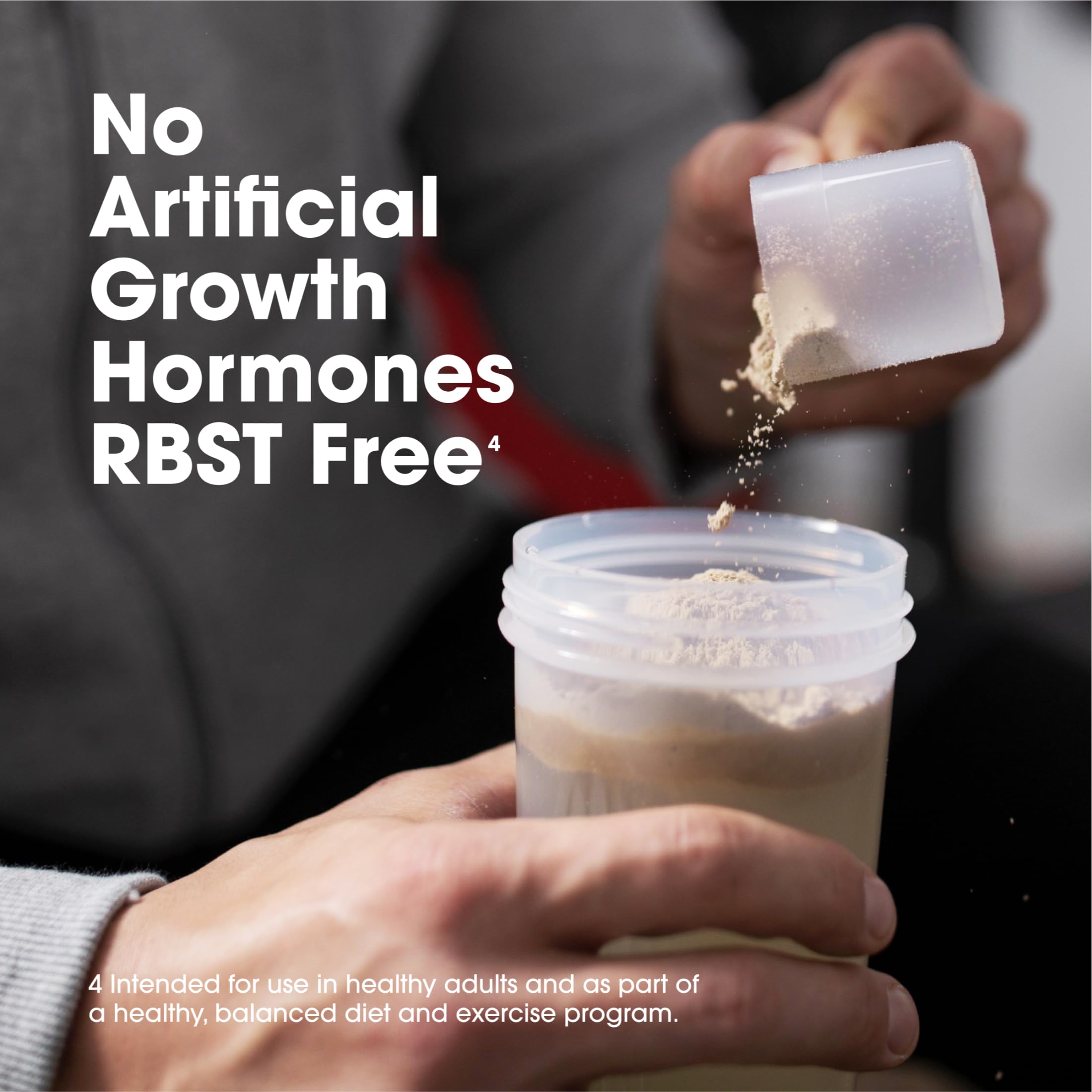 Optimum Nutrition porción servida junto a una báscula para comparar calorías y tamaño
