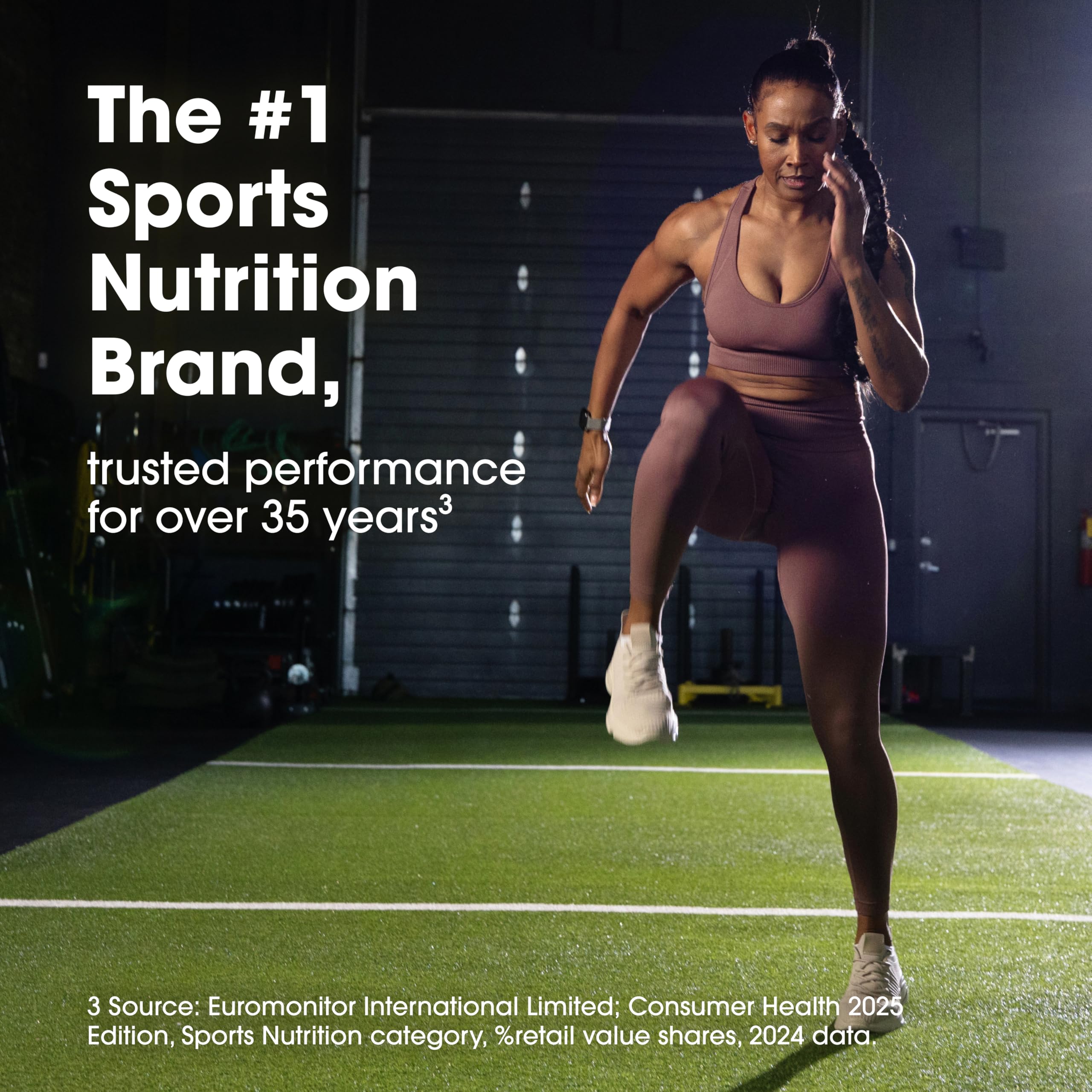 Optimum Nutrition envase junto a mano para comparar tamaño y facilidad de uso