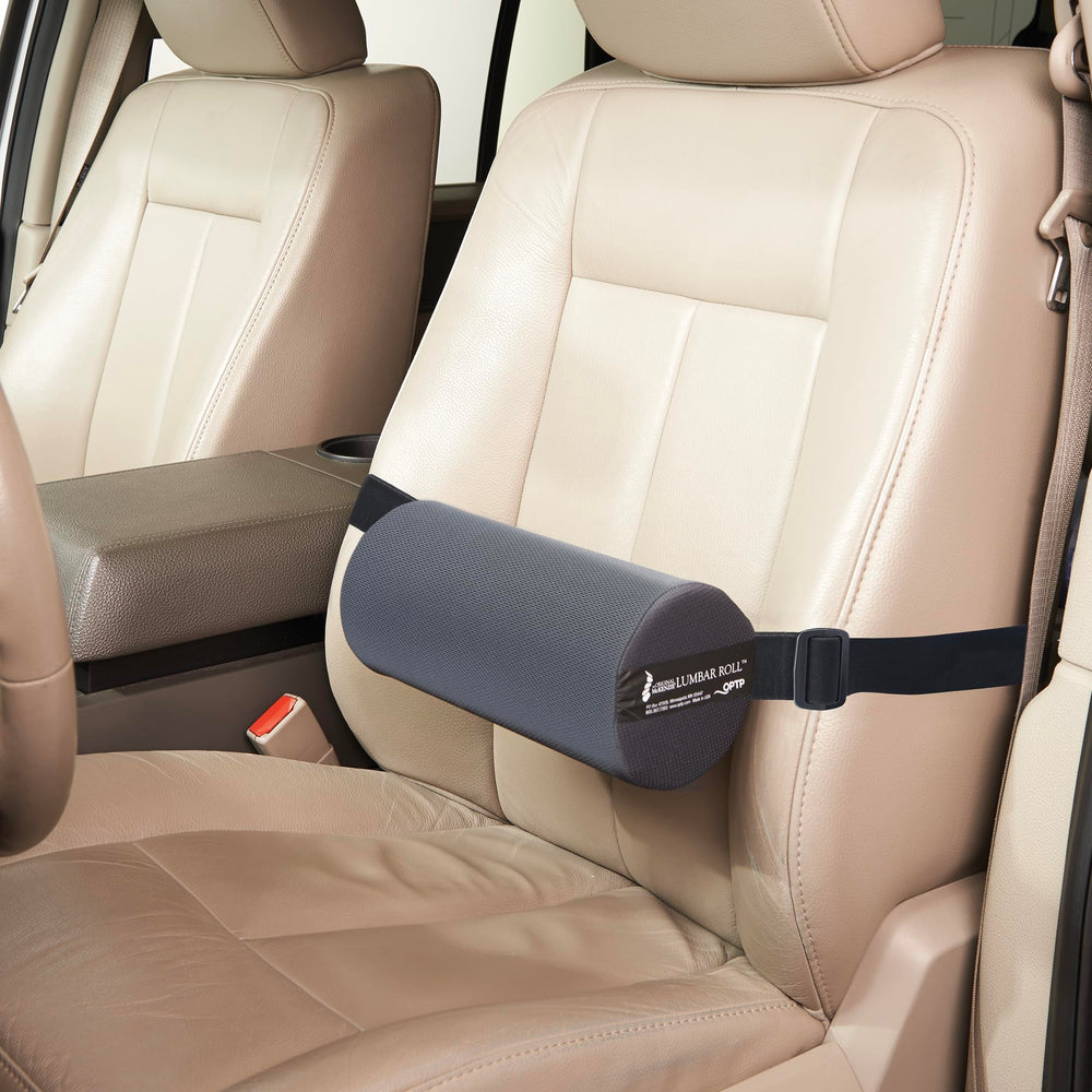 OPTP The Original McKenzie Lumbar Roll guardado en maleta demostrando tamaño y transporte sencillo