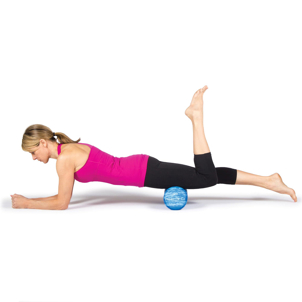 OPTP PRO-Roller siendo limpiado con paño, fácil higiene tras uso