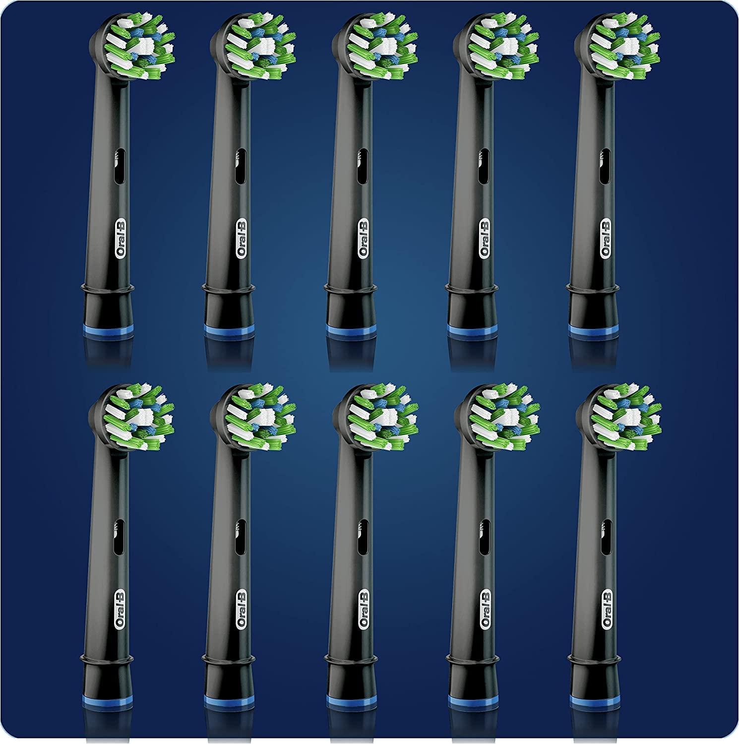 Oral-B primer plano de cerdas inclinadas 16° para limpiar entre dientes