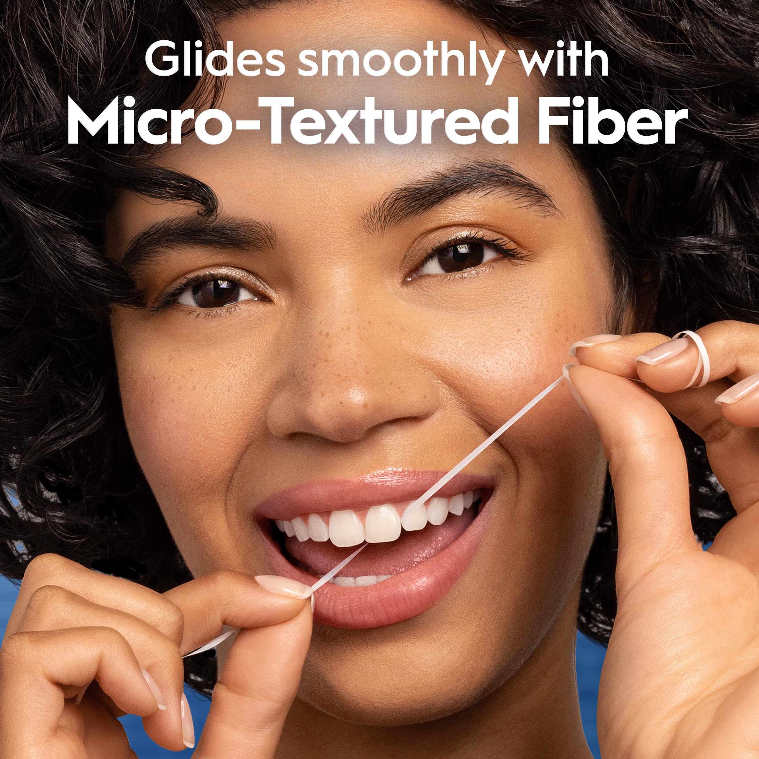 Comparación de tamaño de una bobina Oral-B Glide junto a un cepillo dental