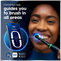 Oral-B iO en mano demostrando tamaño y ergonomía para uso diario