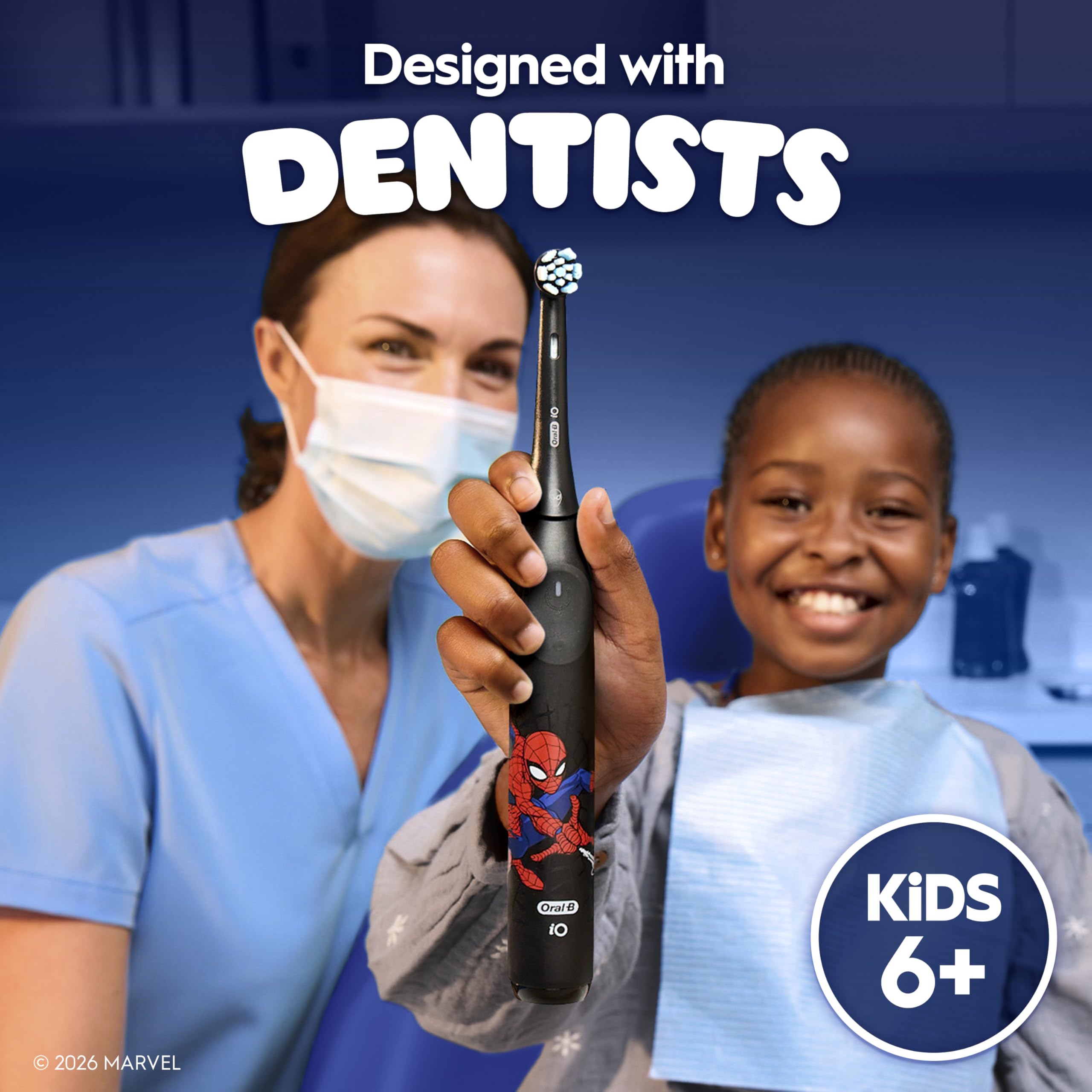 Comparación de tamaño Oral-B iO Kids con objeto cotidiano para escala clara