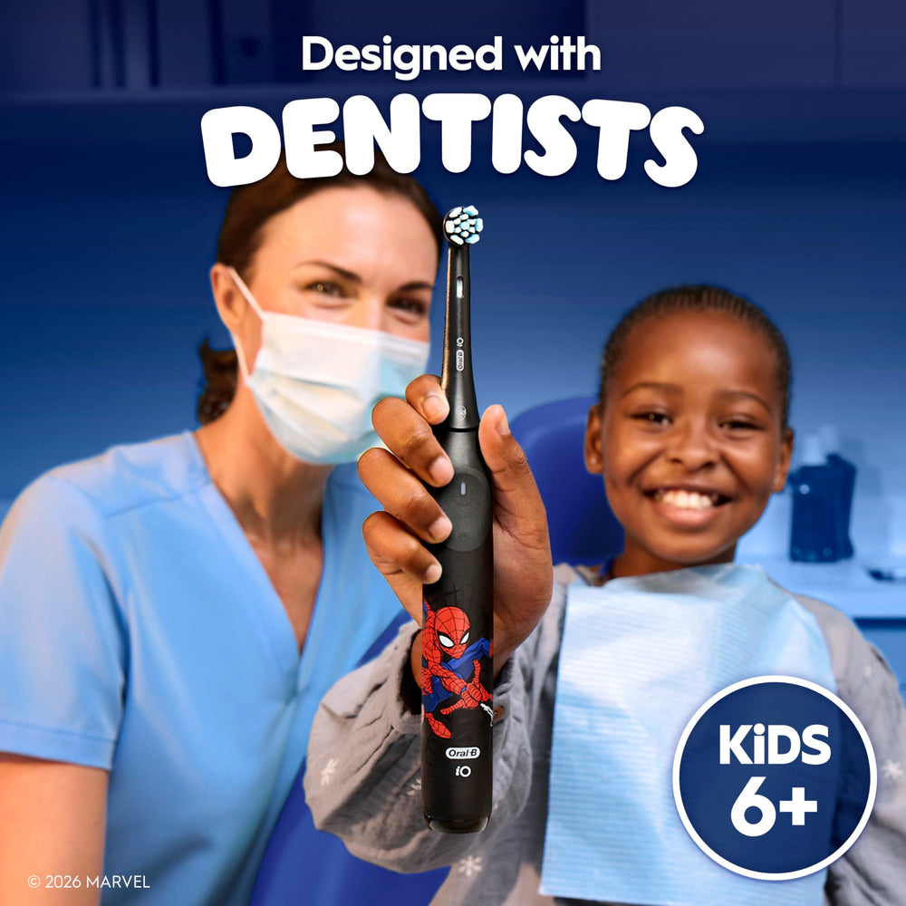 Comparación de tamaño Oral-B iO Kids con objeto cotidiano para escala clara