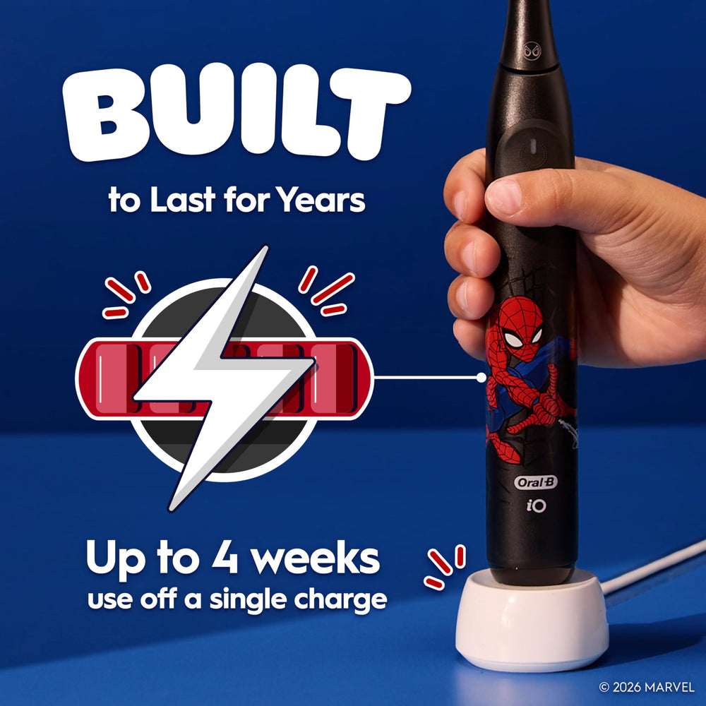 Niño usando Oral-B iO Kids Spiderman disfrutando cepillado y aprendiendo rutina